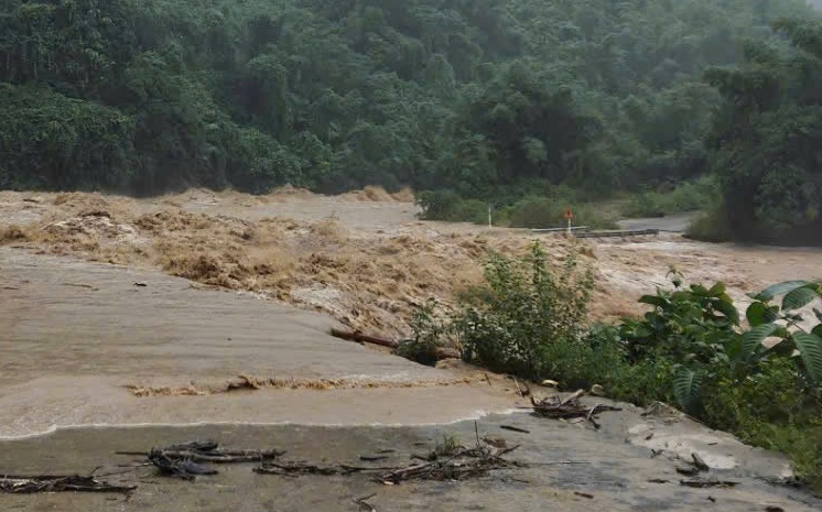 Quảng Ng&atilde;i: Mưa lũ g&acirc;y sạt lở, ngập s&acirc;u chia cắt giao th&ocirc;ng- Ảnh 12.