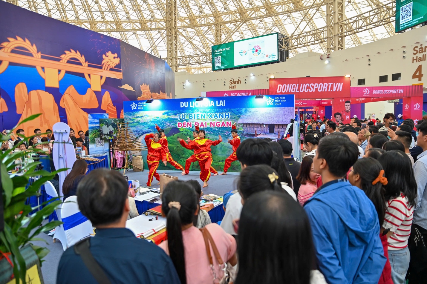 Hội chợ M&ugrave;a Thu lần thứ nhất 2025: B&ugrave;ng nổ &ldquo;săn&rdquo; tour ưu đ&atilde;i tết Nguy&ecirc;n đ&aacute;n- Ảnh 4.