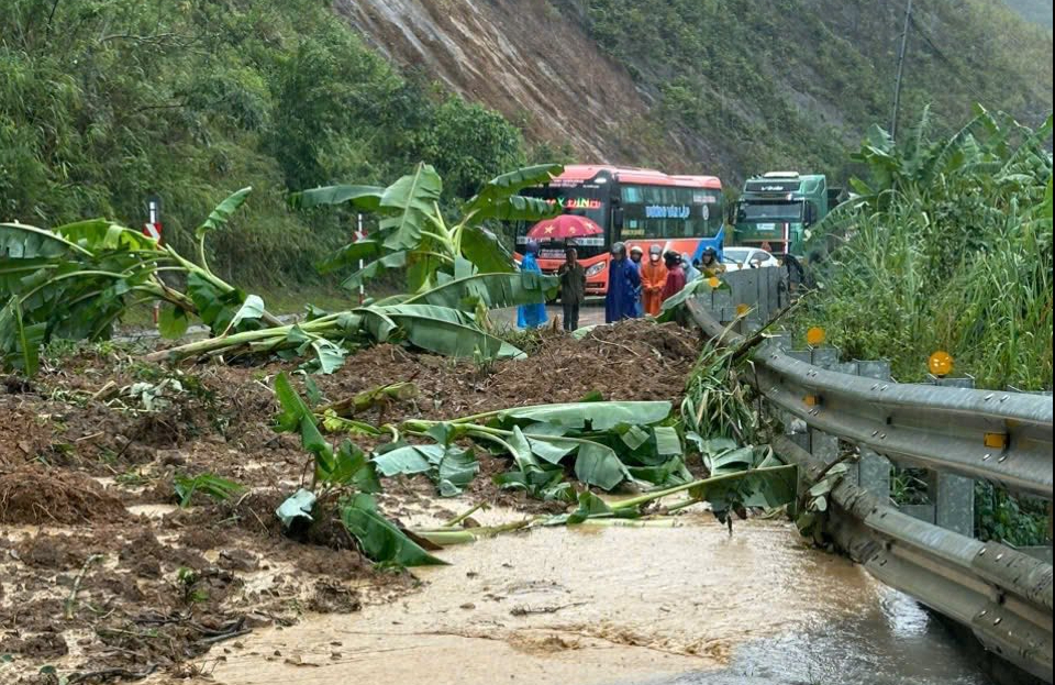 Sạt lở đường Hồ Ch&iacute; Minh qua đ&egrave;o L&ograve; Xo, giao th&ocirc;ng t&ecirc; liệt- Ảnh 1.