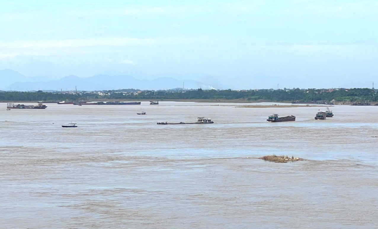 Ph&uacute; Thọ: Cảnh b&aacute;o mất an to&agrave;n giao th&ocirc;ng đường thủy khu vực cầu Văn Lang, cầu Việt Tr&igrave;- Ảnh 5.
