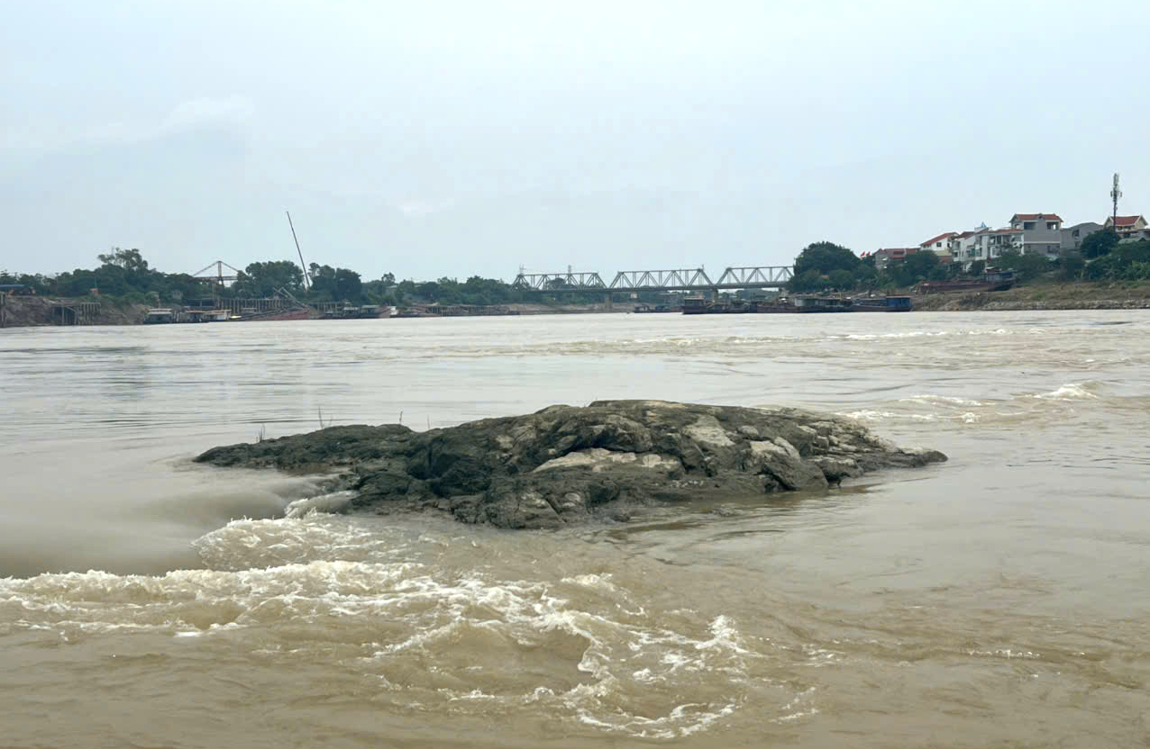 Ph&uacute; Thọ: Cảnh b&aacute;o mất an to&agrave;n giao th&ocirc;ng đường thủy khu vực cầu Văn Lang, cầu Việt Tr&igrave;- Ảnh 4.