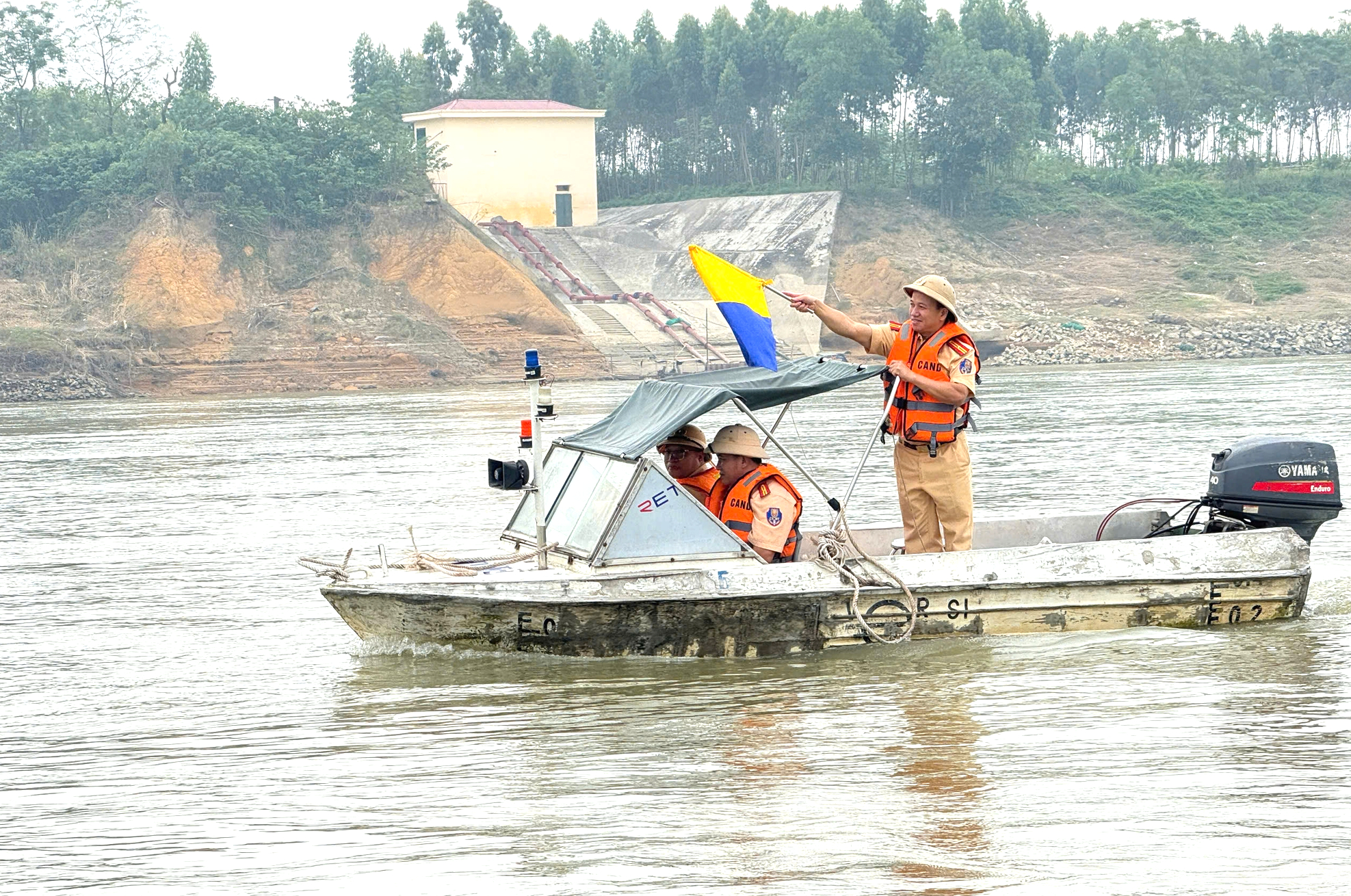 Ph&uacute; Thọ: Cảnh b&aacute;o mất an to&agrave;n giao th&ocirc;ng đường thủy khu vực cầu Văn Lang, cầu Việt Tr&igrave;- Ảnh 1.