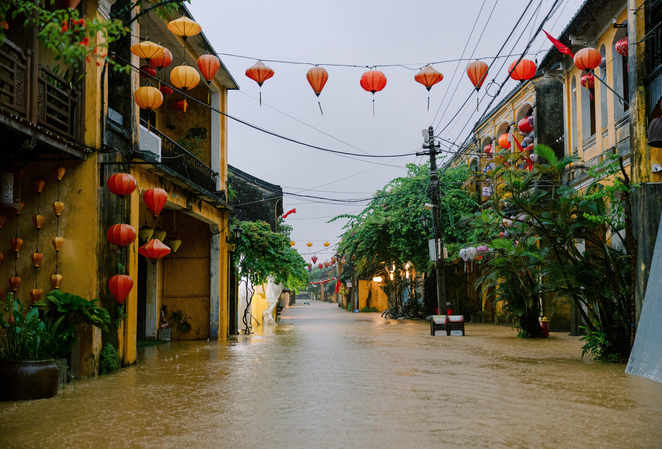 Mưa lớn k&egrave;m thủy điện xả lũ khiến hạ du Phố cổ Hội An ngập s&acirc;u- Ảnh 7.