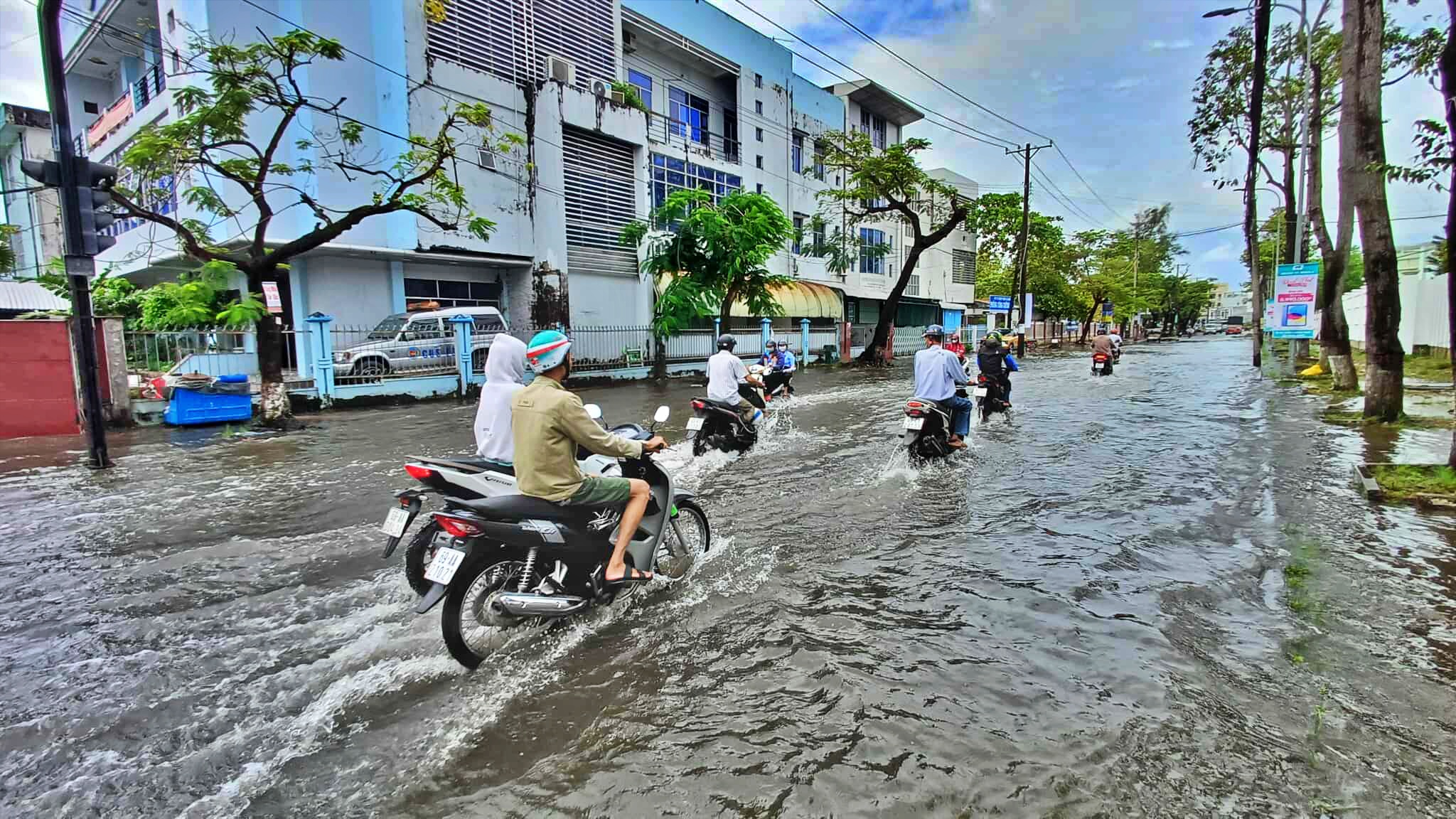 C&agrave; Mau: Triều cường d&acirc;ng cao bất ngờ, phương tiện di chuyển kh&oacute; khăn- Ảnh 2.
