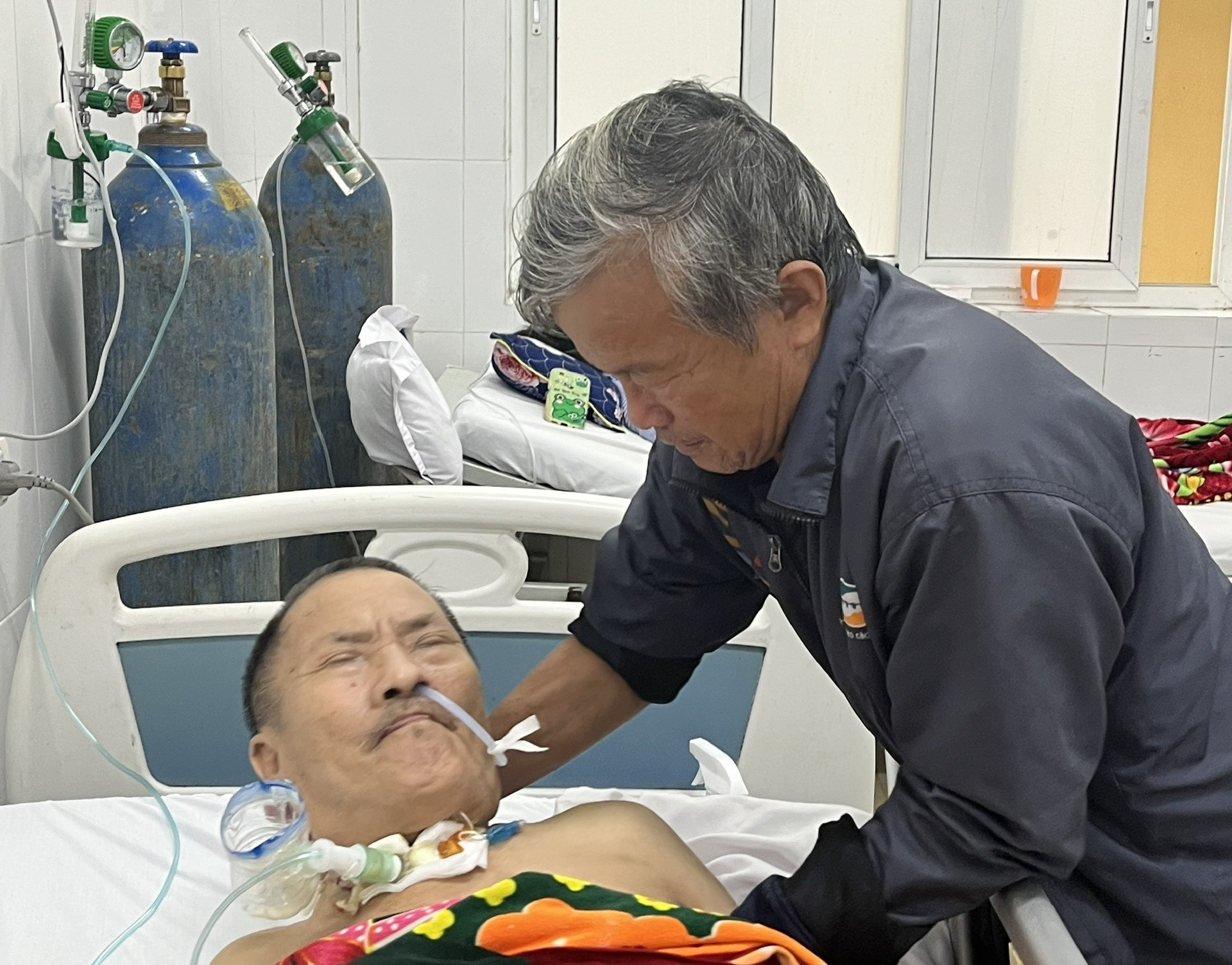 Nghẹn l&ograve;ng cảnh anh gần 70 tuổi chăm em t&acirc;m thần nguy kịch sau tai nạn ở Bệnh viện H&agrave; Tĩnh- Ảnh 2.