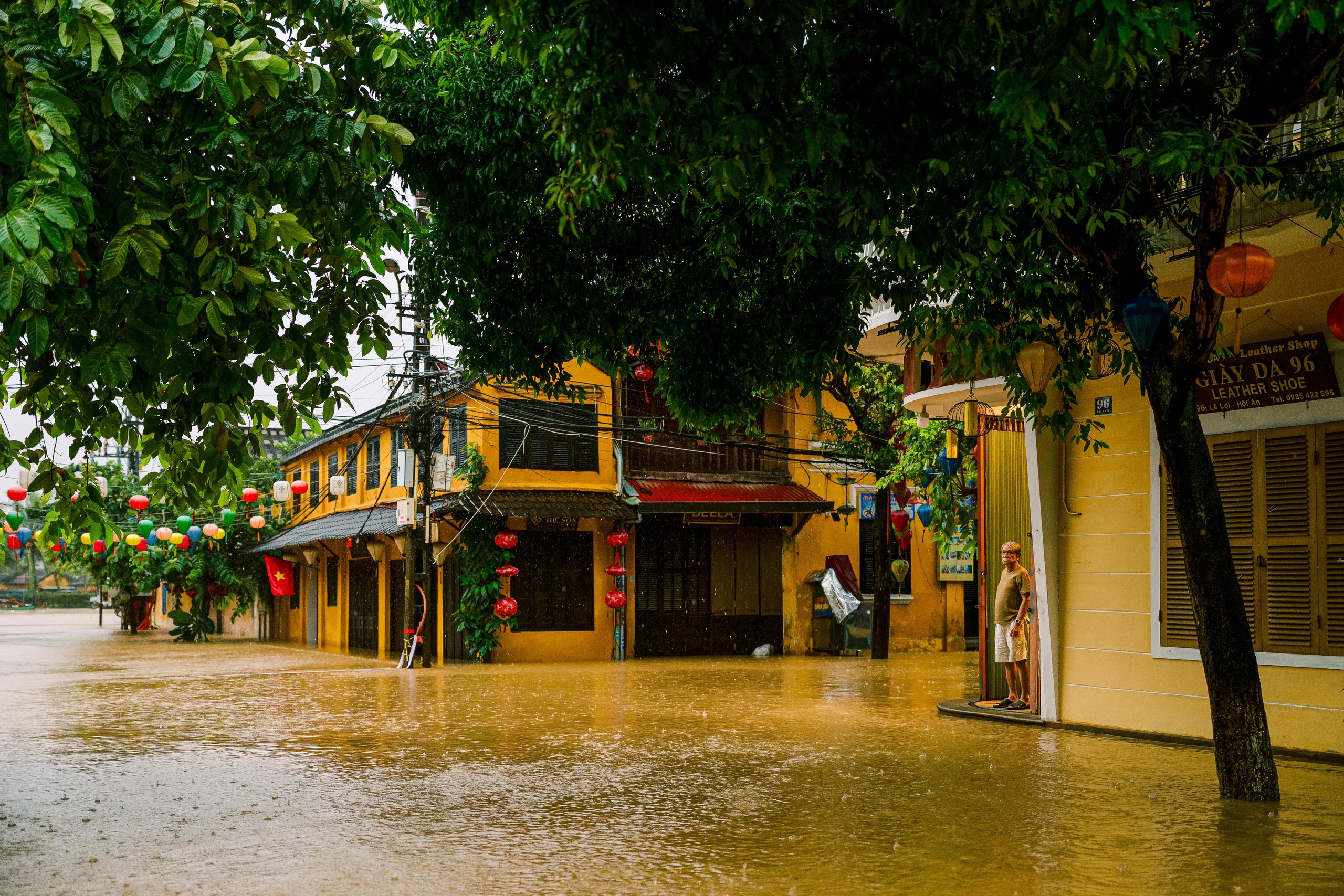Mưa lớn k&egrave;m thủy điện xả lũ khiến hạ du Phố cổ Hội An ngập s&acirc;u- Ảnh 2.