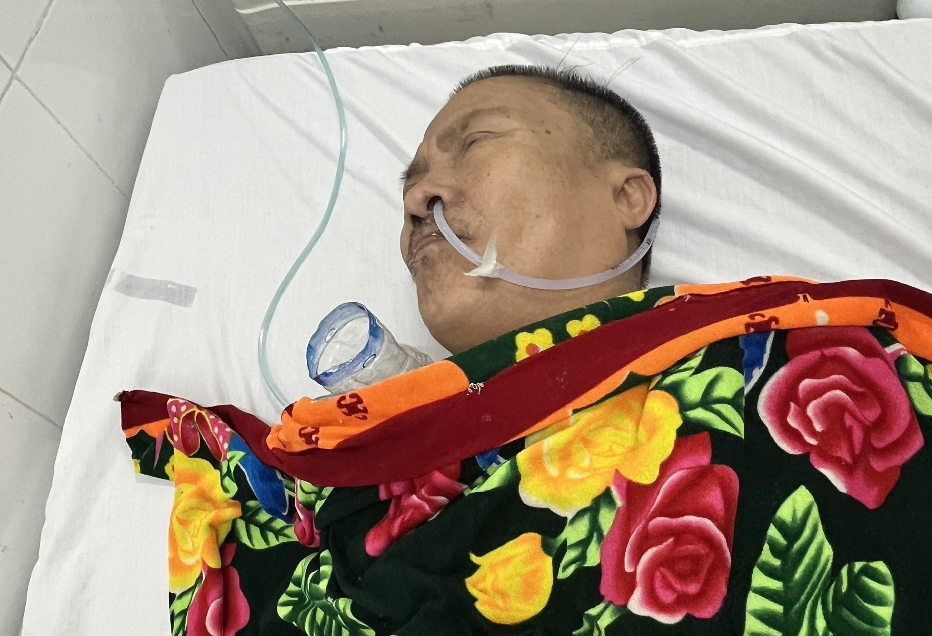 Nghẹn l&ograve;ng cảnh anh gần 70 tuổi chăm em t&acirc;m thần nguy kịch sau tai nạn ở Bệnh viện H&agrave; Tĩnh- Ảnh 1.