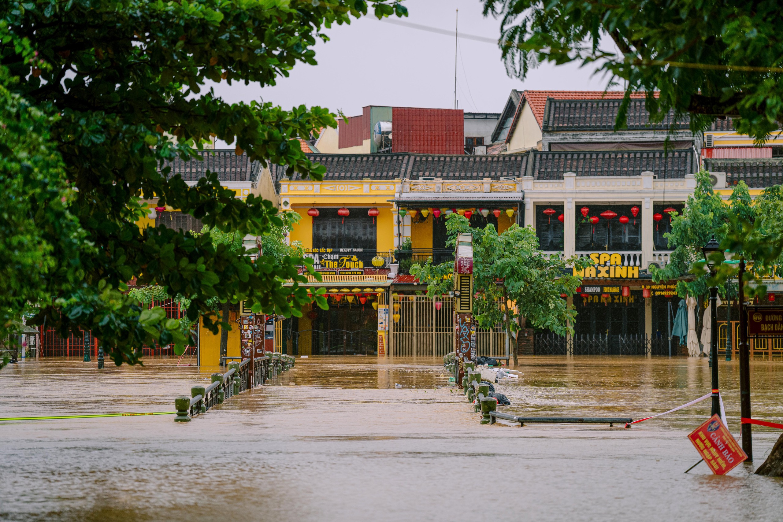 Mưa lớn k&egrave;m thủy điện xả lũ khiến hạ du Phố cổ Hội An ngập s&acirc;u- Ảnh 5.