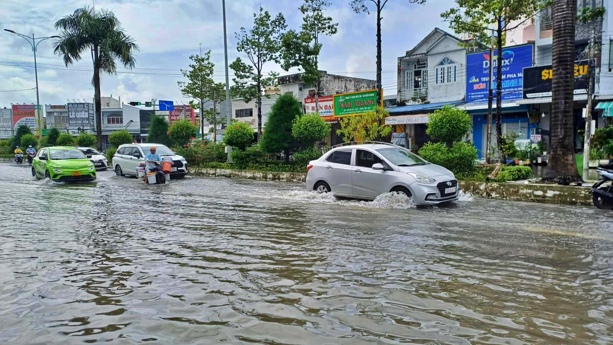 C&agrave; Mau: Triều cường d&acirc;ng cao bất ngờ, phương tiện di chuyển kh&oacute; khăn- Ảnh 3.