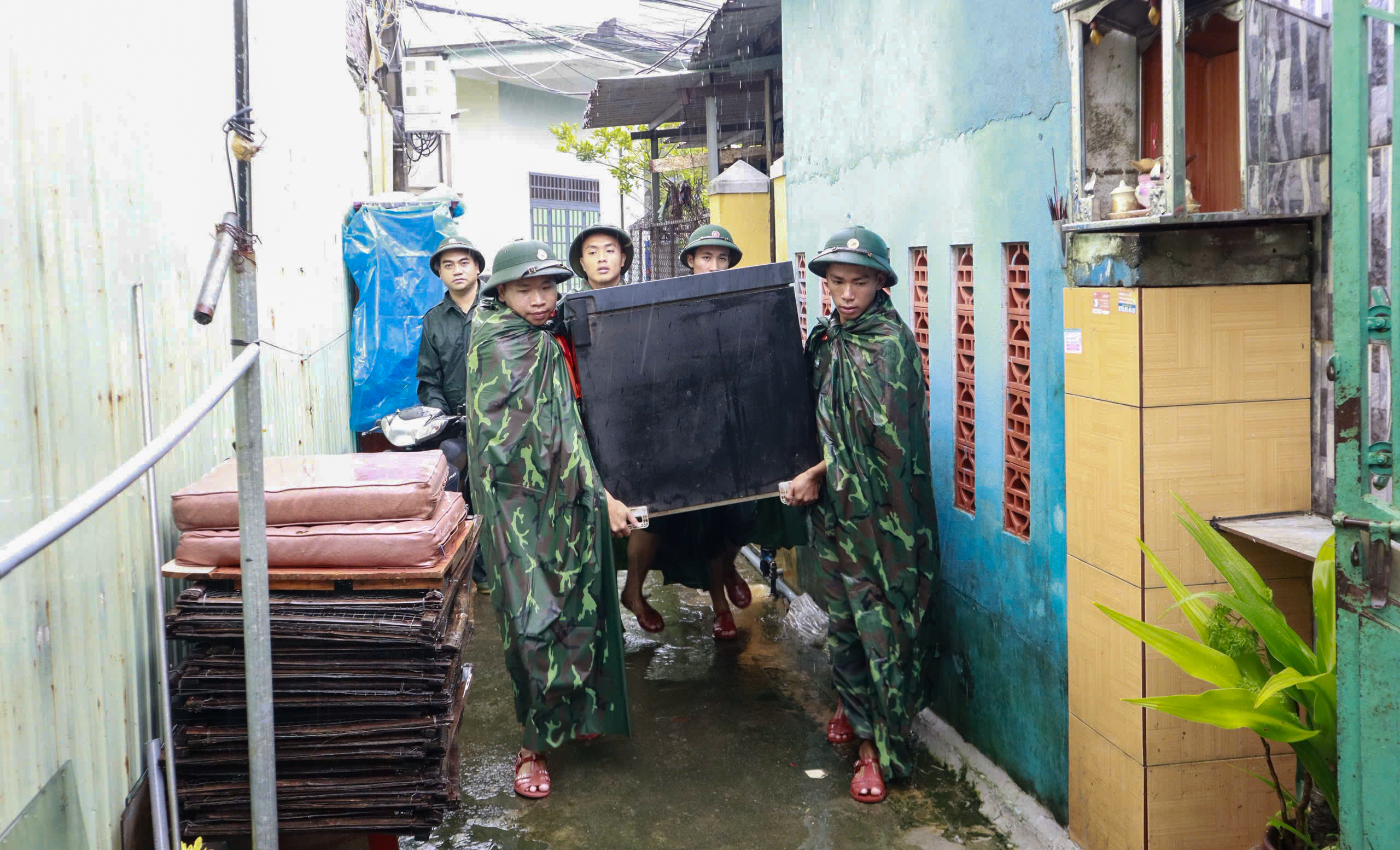 Lực lượng qu&acirc;n đội, c&ocirc;ng an Đ&agrave; Nẵng hỗ trợ đưa người v&agrave; t&agrave;i sản tr&aacute;nh lũ- Ảnh 5.