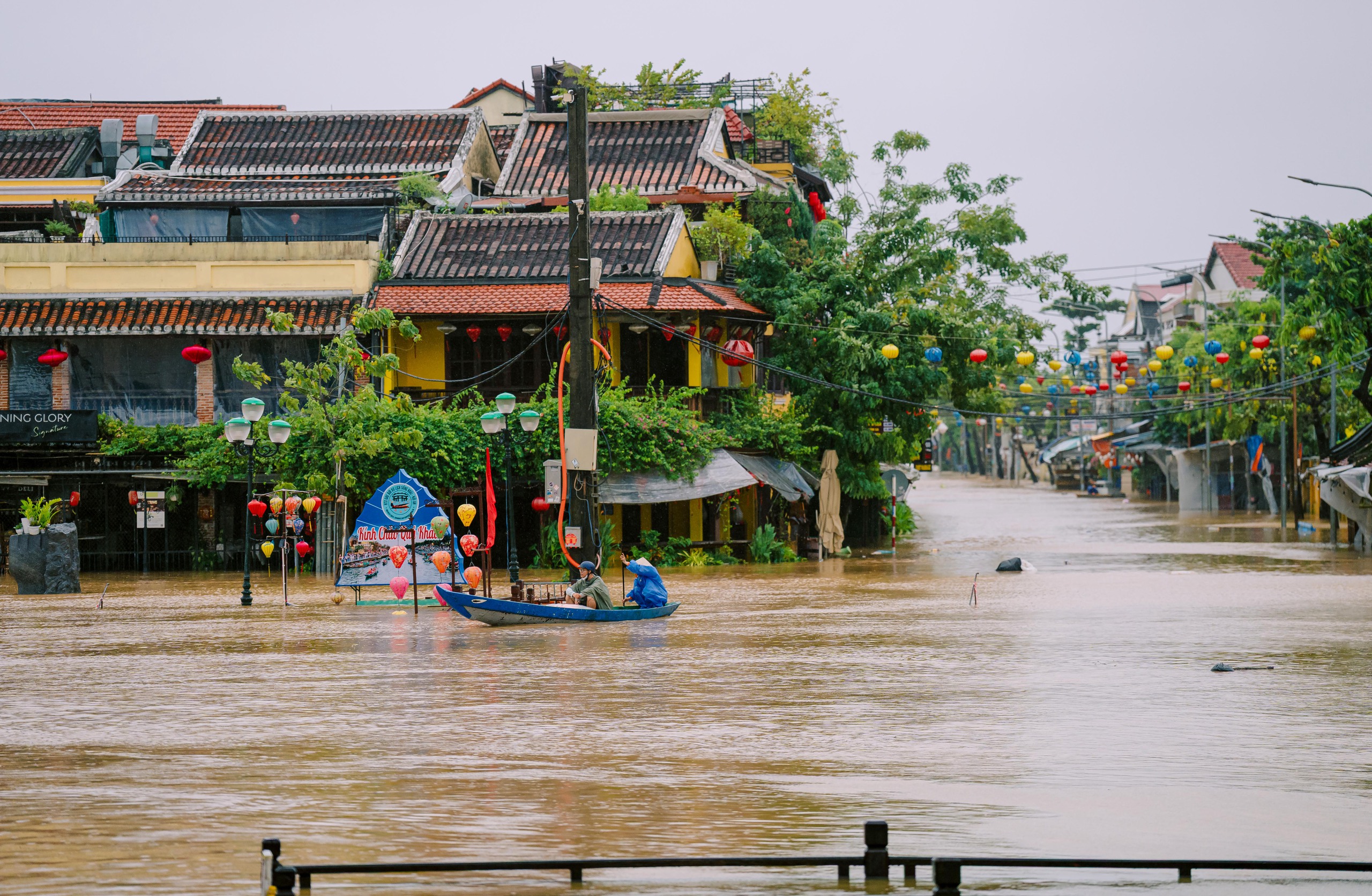 Mưa lớn k&egrave;m thủy điện xả lũ khiến hạ du Phố cổ Hội An ngập s&acirc;u- Ảnh 3.