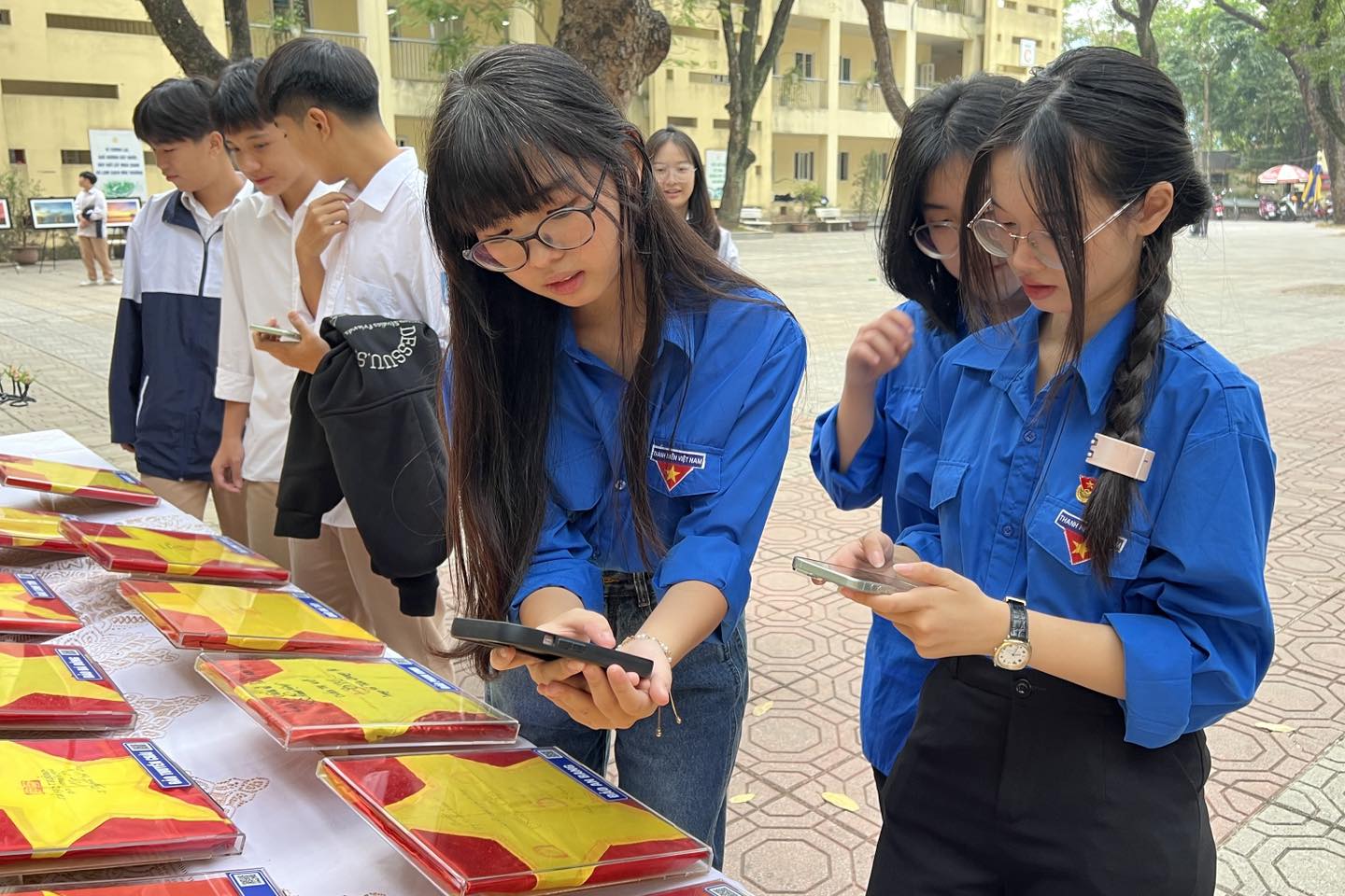 H&agrave; Nội y&ecirc;u cầu nh&agrave; trường quản l&yacute; chặt điện thoại của học sinh- Ảnh 1.