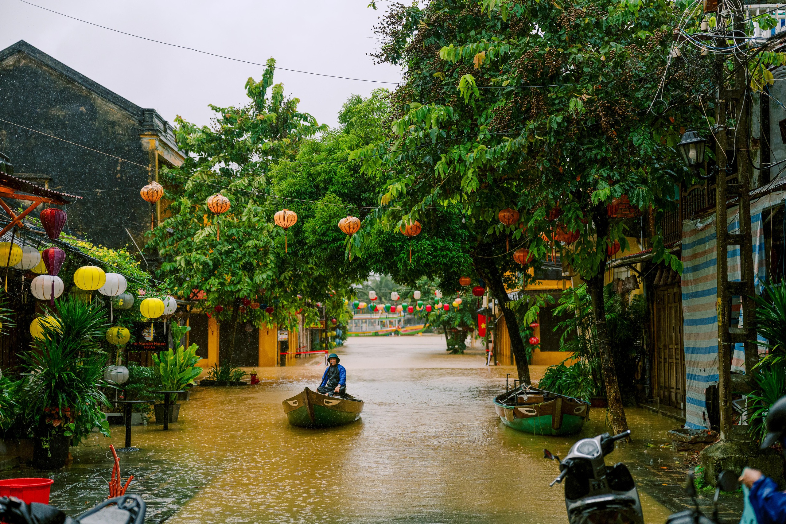 Mưa lớn k&egrave;m thủy điện xả lũ khiến hạ du Phố cổ Hội An ngập s&acirc;u- Ảnh 8.