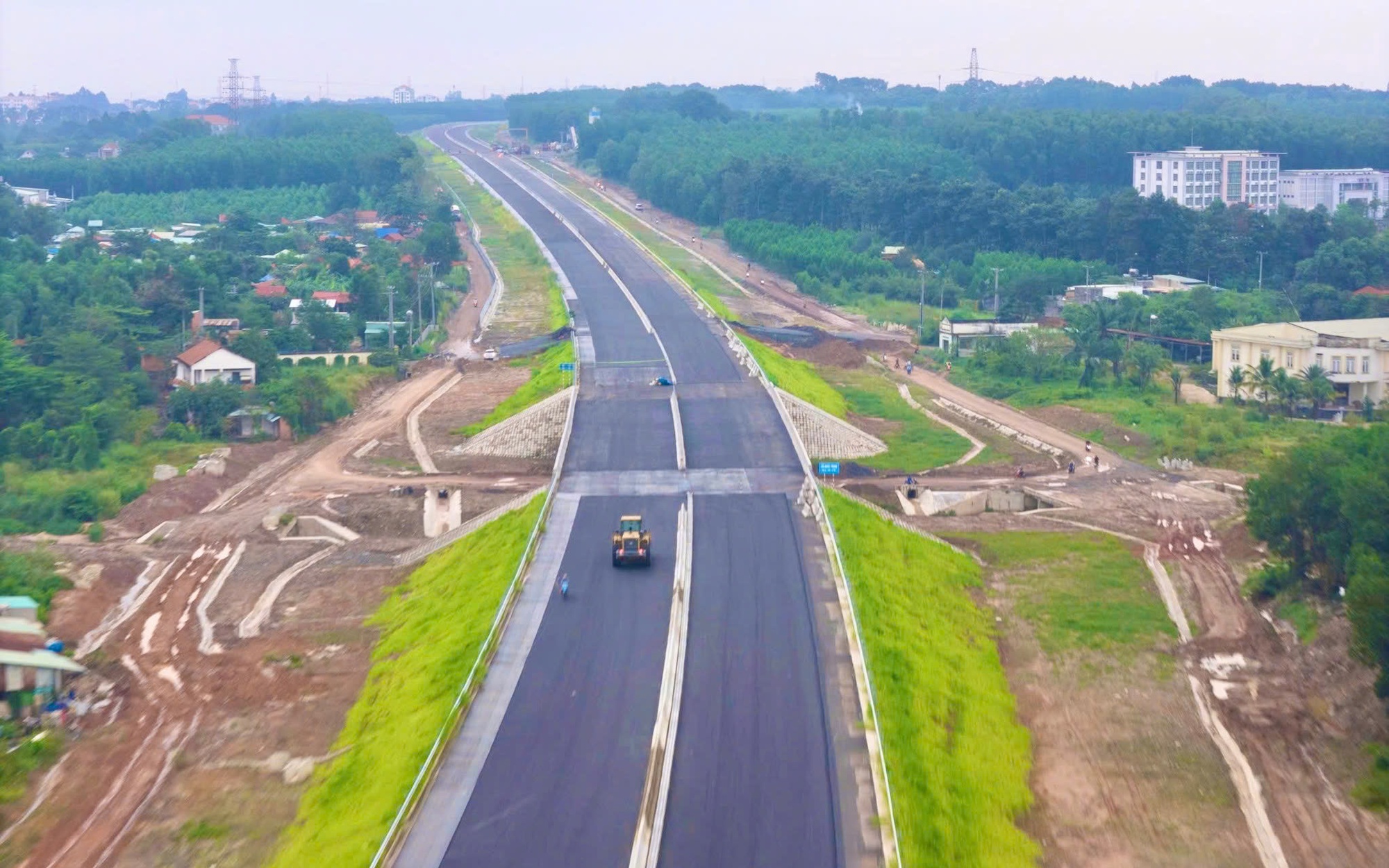 Bộ X&acirc;y dựng đề nghị địa phương hỗ trợ gỡ kh&oacute; vật liệu thi c&ocirc;ng cao tốc Bi&ecirc;n Ho&agrave; - Vũng T&agrave;u