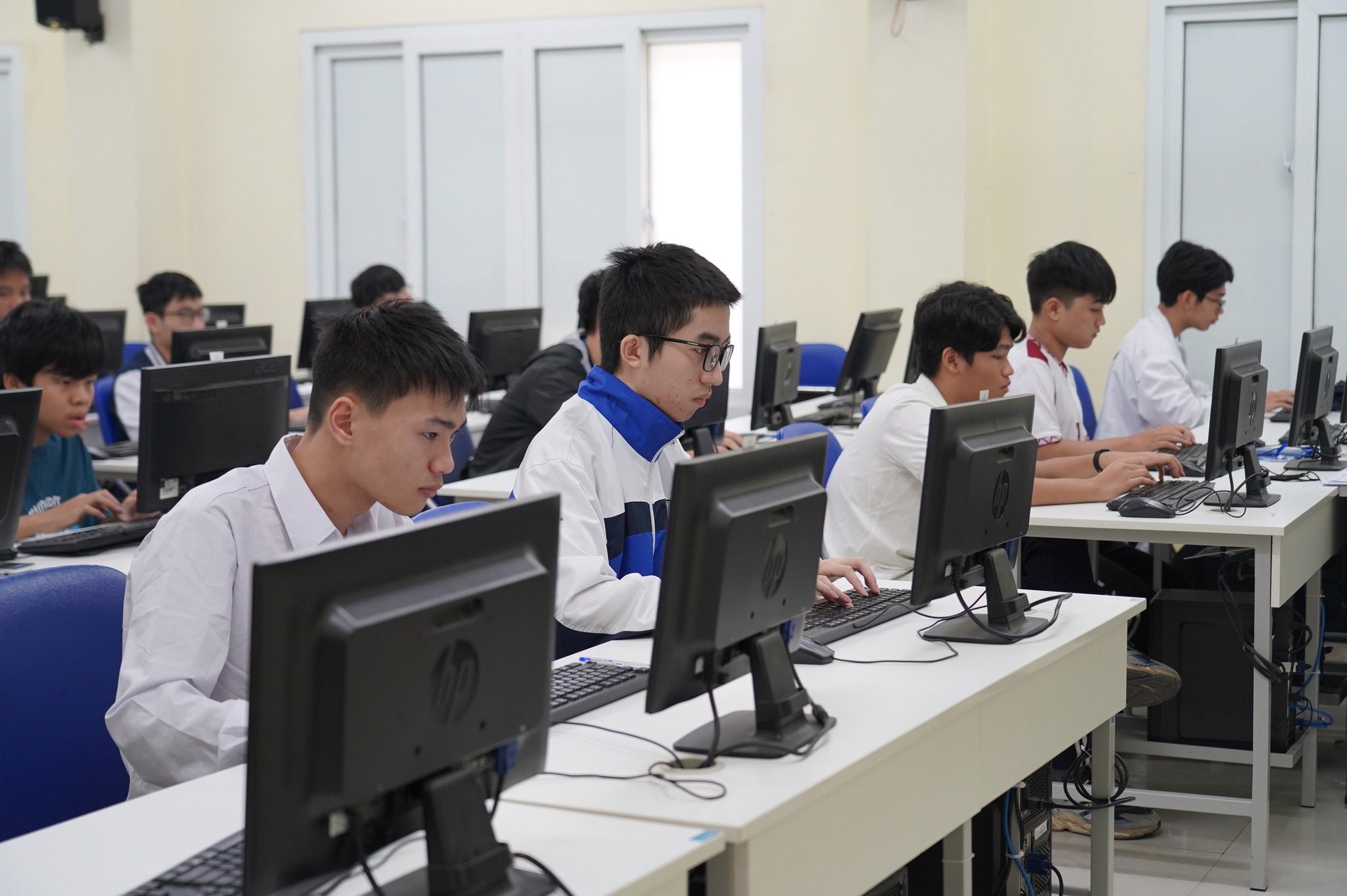 Thi tốt nghiệp THPT tr&ecirc;n m&aacute;y t&iacute;nh từ 2027: Cần c&oacute; sự chuẩn bị kỹ lưỡng- Ảnh 1.
