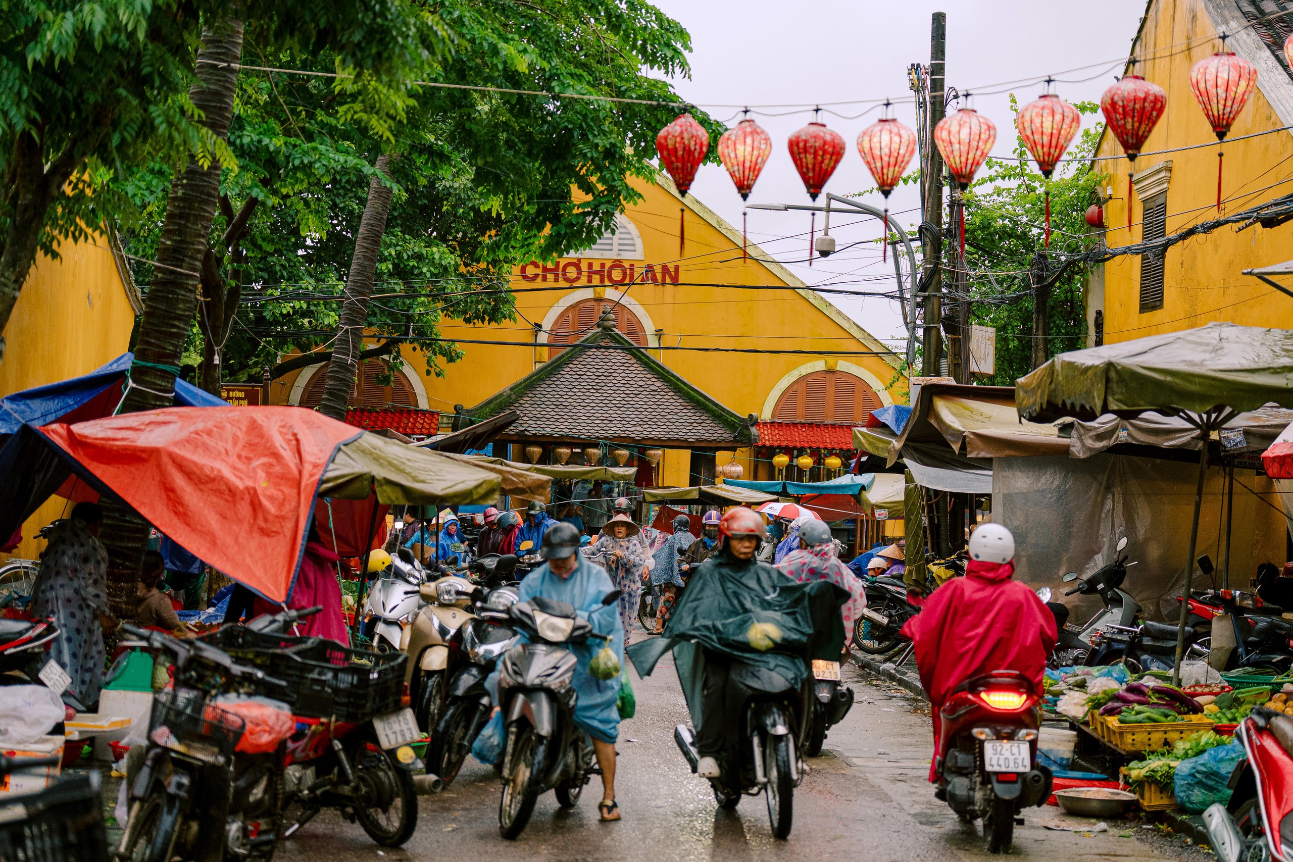 Mưa lớn k&egrave;m thủy điện xả lũ khiến hạ du Phố cổ Hội An ngập s&acirc;u- Ảnh 6.