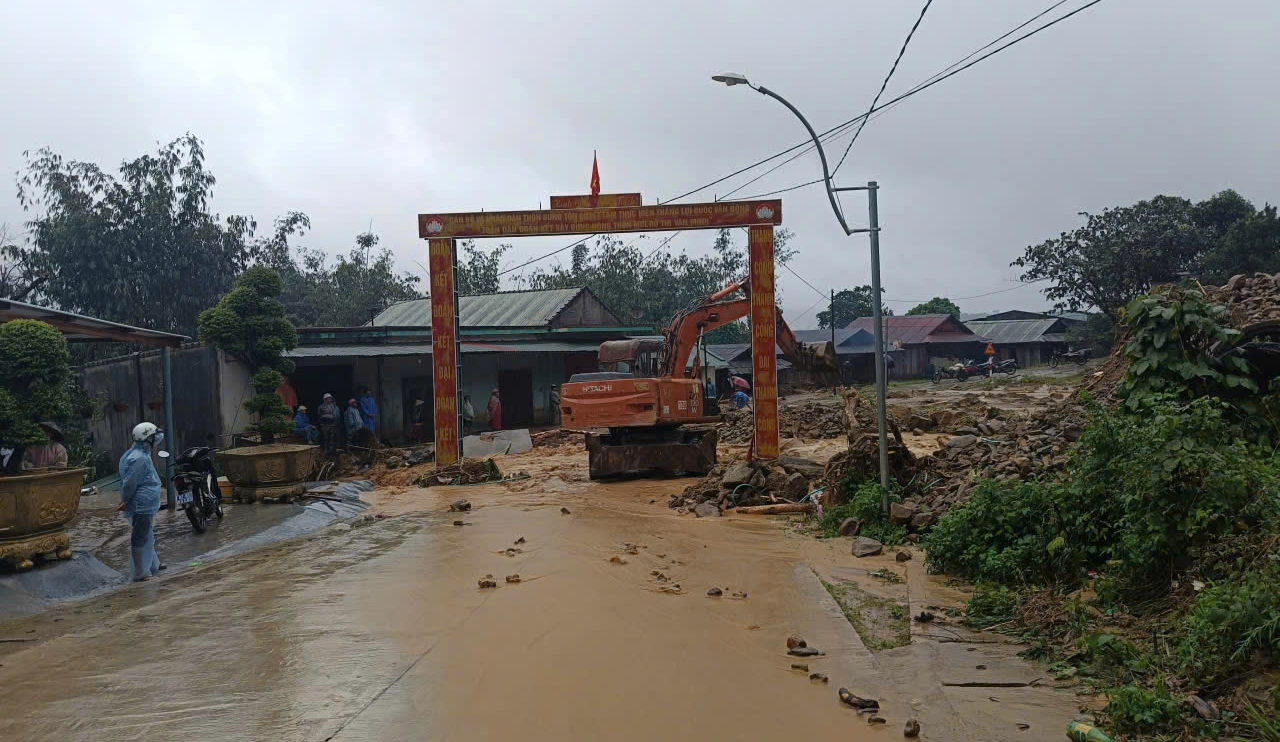 Quảng Ng&atilde;i: Sạt lở n&uacute;i g&acirc;y &aacute;ch tắc giao th&ocirc;ng, c&ocirc; lập h&agrave;ng ngh&igrave;n người d&acirc;n- Ảnh 7.