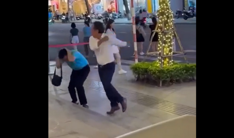 Tạm giữ người đ&agrave;n &ocirc;ng tấn c&ocirc;ng t&agrave;i xế taxi ở Nha Trang- Ảnh 2.