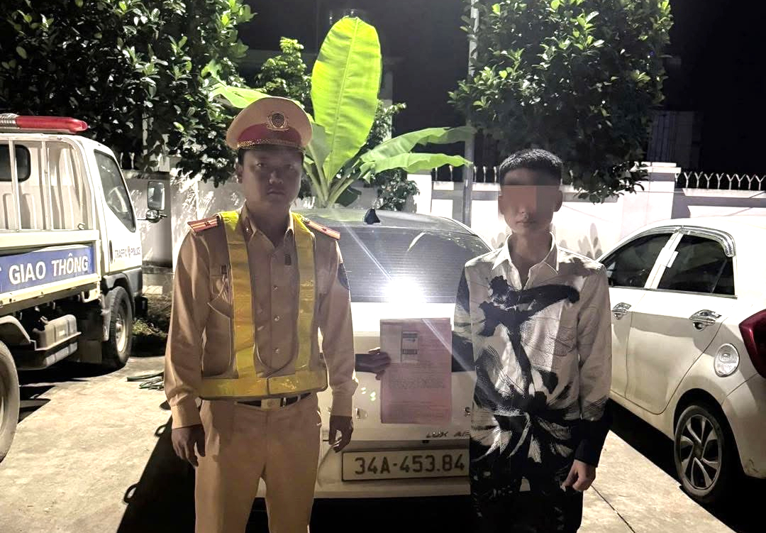 Tuy&ecirc;n Quang: Ph&aacute;t hiện t&agrave;i xế &ocirc; t&ocirc; vi phạm nồng độ cồn, dương t&iacute;nh với ma t&uacute;y- Ảnh 1.