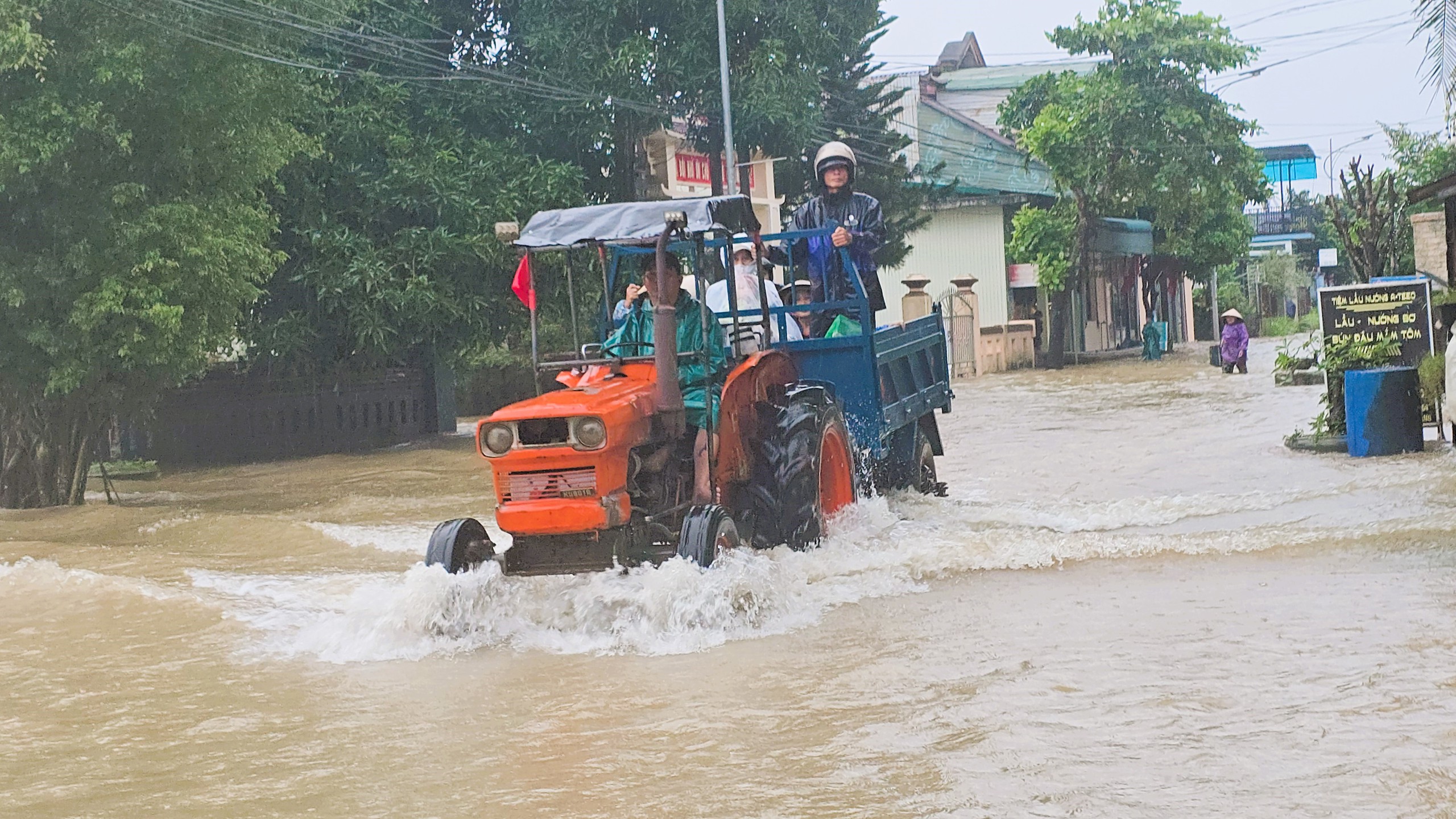 Nhiều tuyến đường x&atilde; ph&iacute;a Nam Quảng Trị ngập qu&aacute; bụng, người d&acirc;n di chuyển bằng thuyền- Ảnh 7.