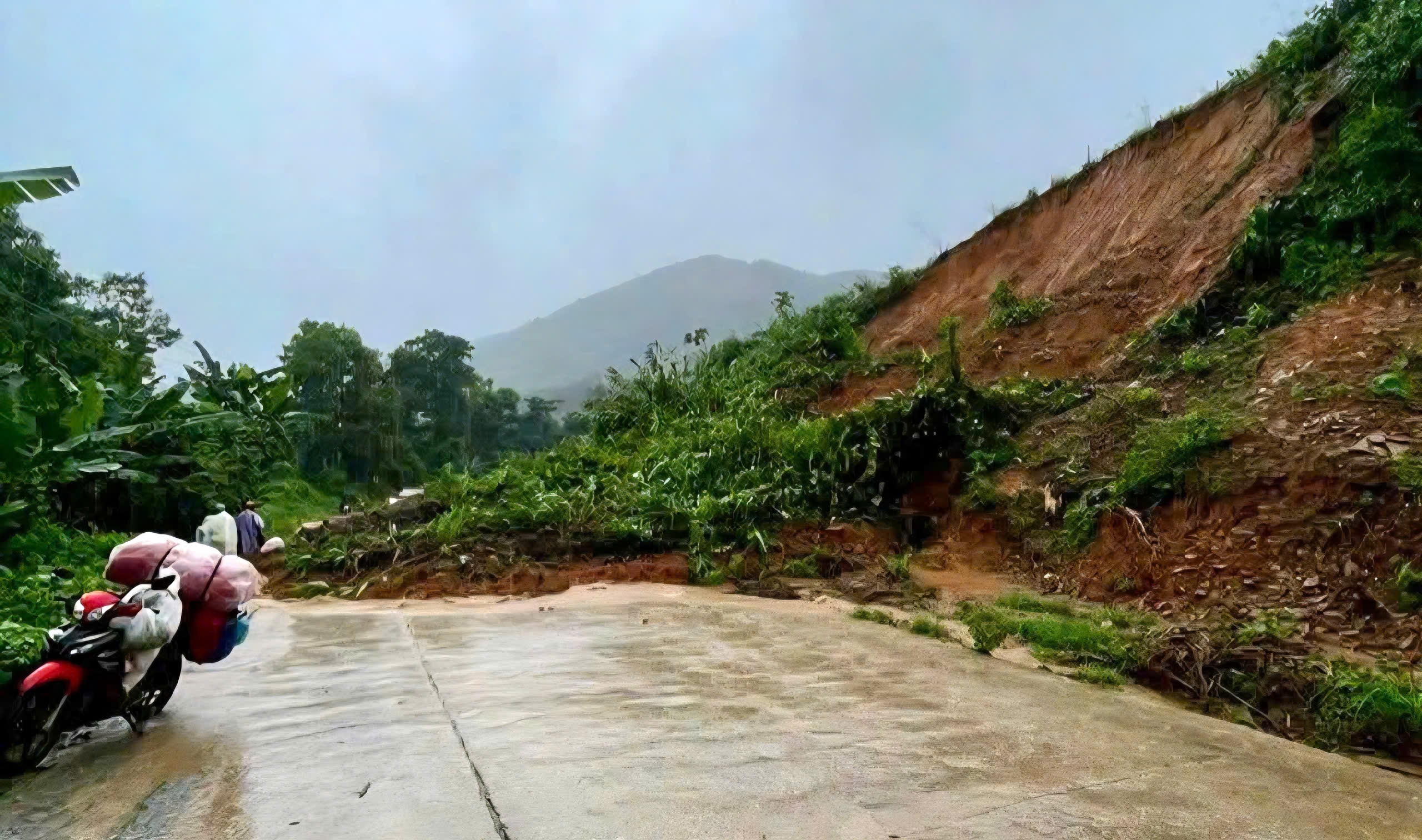 Mưa lũ Đ&agrave; Nẵng: Đồng bằng ngập lụt, miền n&uacute;i li&ecirc;n tiếp sạt lở- Ảnh 11.