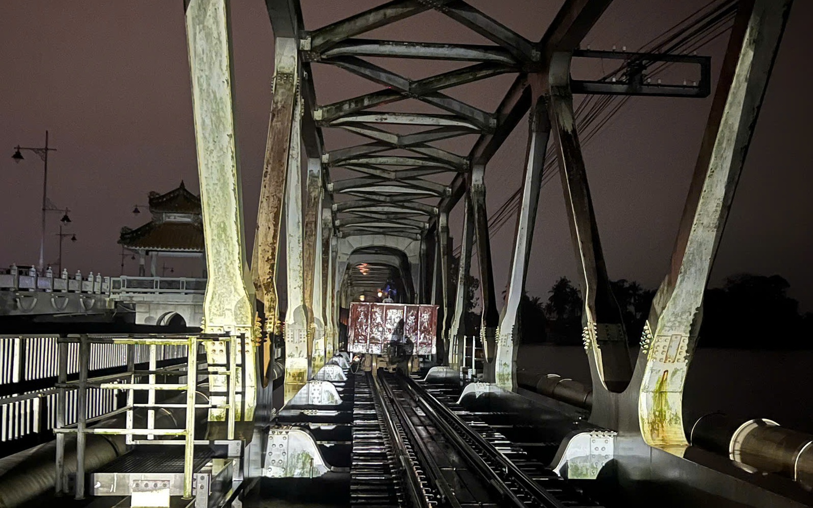 Đường sắt điều đo&agrave;n t&agrave;u 700 tấn &ldquo;chặn&rdquo; tr&ecirc;n cầu Bạch Hổ, tr&aacute;nh nước lũ cuốn tr&ocirc;i