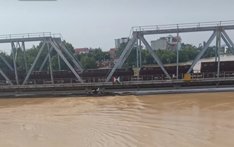 Đường sắt điều đo&agrave;n t&agrave;u 700 tấn &ldquo;chặn&rdquo; tr&ecirc;n cầu Bạch Hổ, tr&aacute;nh nước lũ cuốn tr&ocirc;i- Ảnh 3.