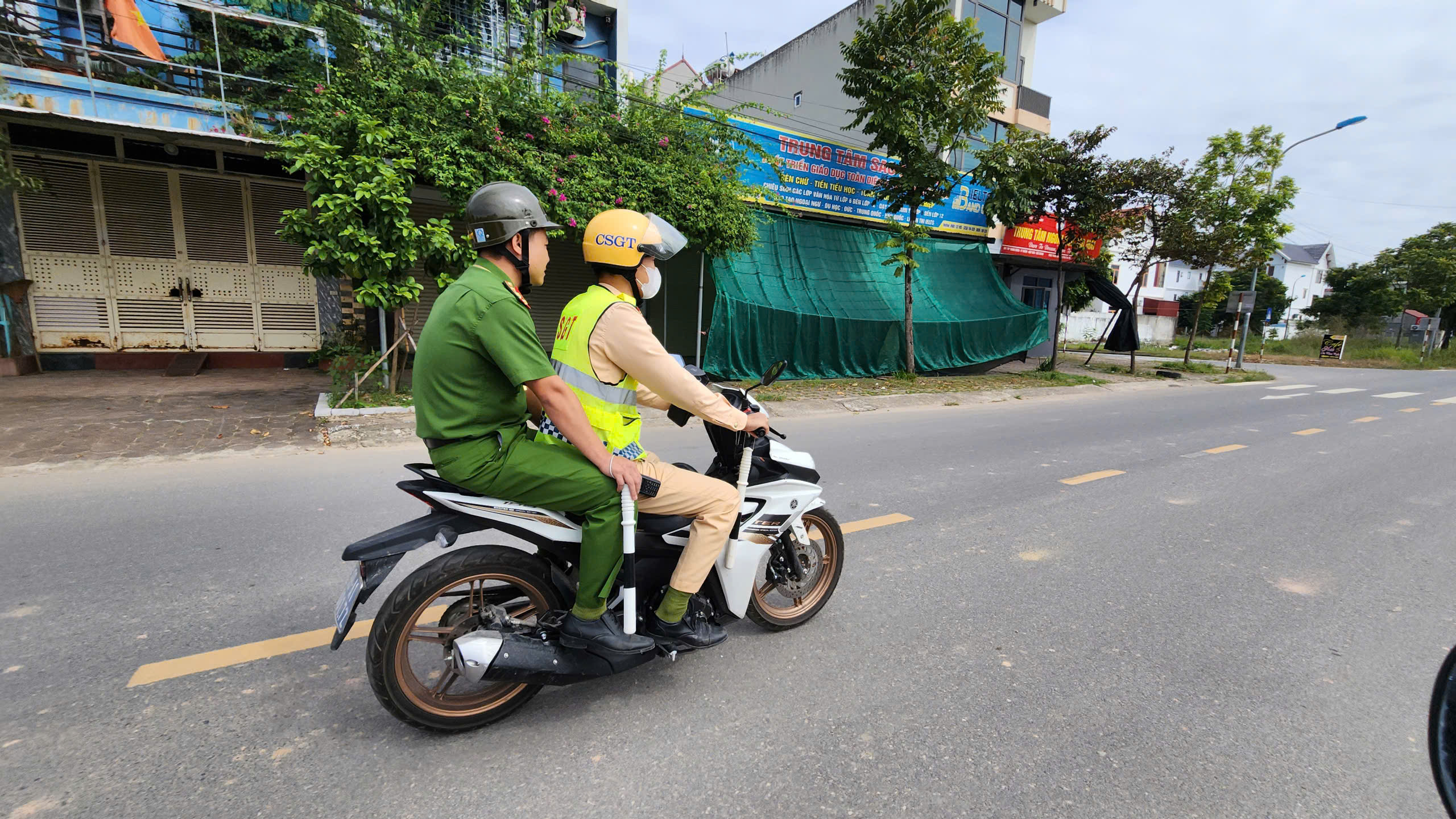 Nhiều thiếu ni&ecirc;n "đầu trần" ph&oacute;ng xe m&aacute;y điện ở Bắc Ninh bị lập bi&ecirc;n bản- Ảnh 3.