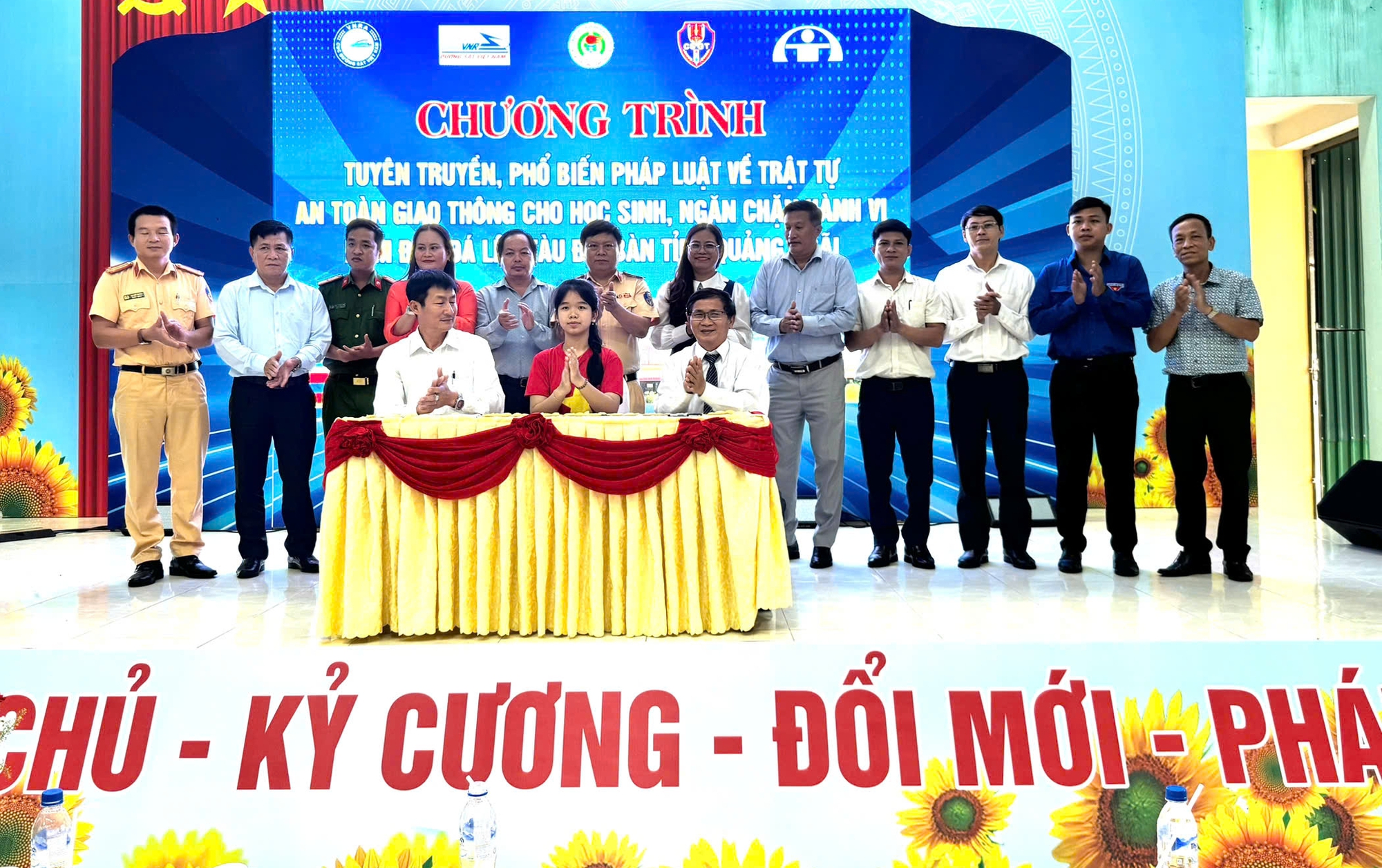 Tuy&ecirc;n truyền an to&agrave;n giao th&ocirc;ng đường sắt đến hơn 300 học sinh ở Quảng Ng&atilde;i- Ảnh 2.