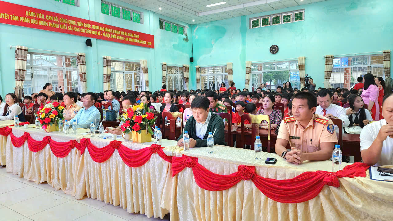 Tuy&ecirc;n truyền an to&agrave;n giao th&ocirc;ng đường sắt đến hơn 300 học sinh ở Quảng Ng&atilde;i- Ảnh 1.