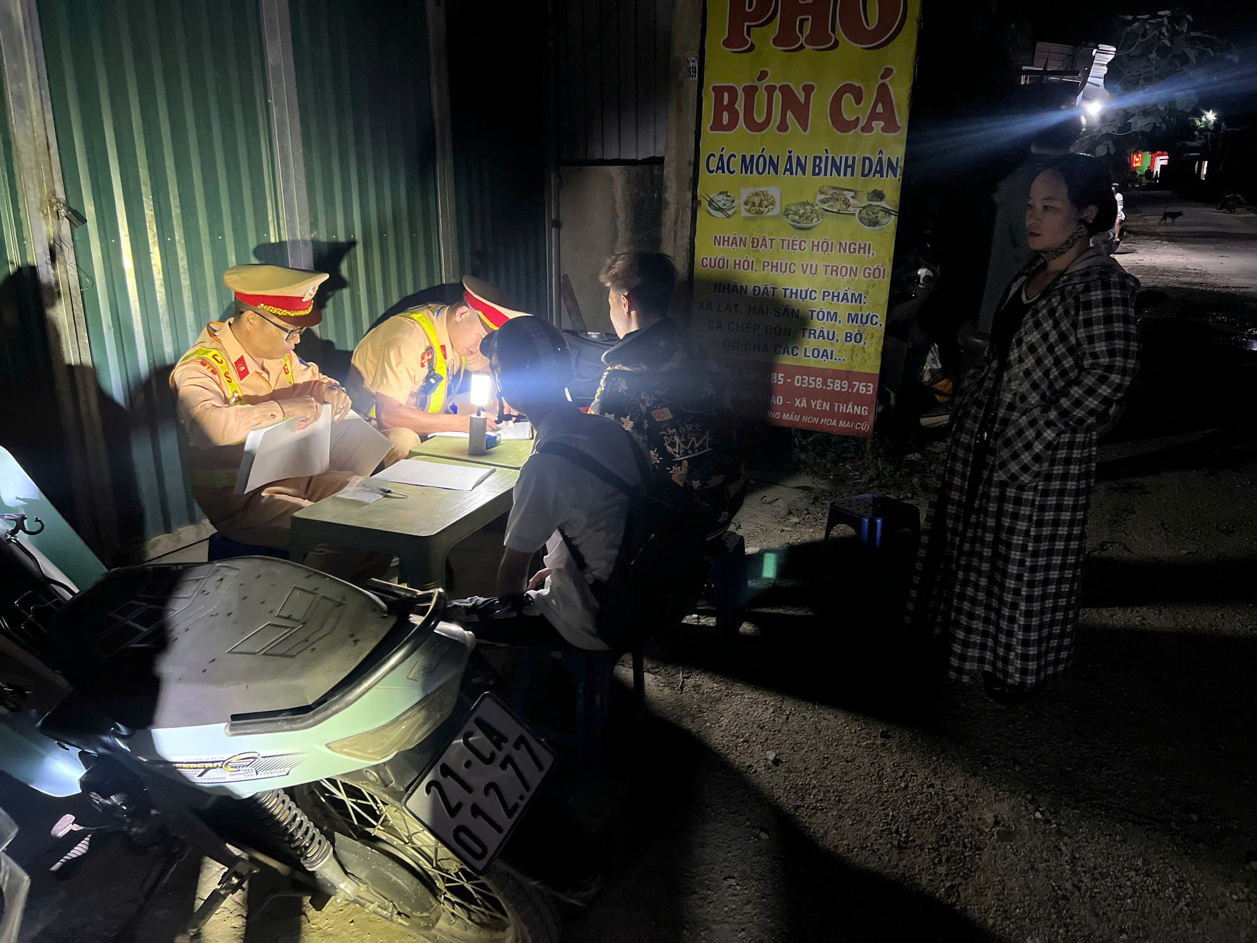 L&agrave;o Cai: Xử l&yacute; vi phạm nồng độ cồn từ những tuyến đường n&ocirc;ng th&ocirc;n- Ảnh 1.