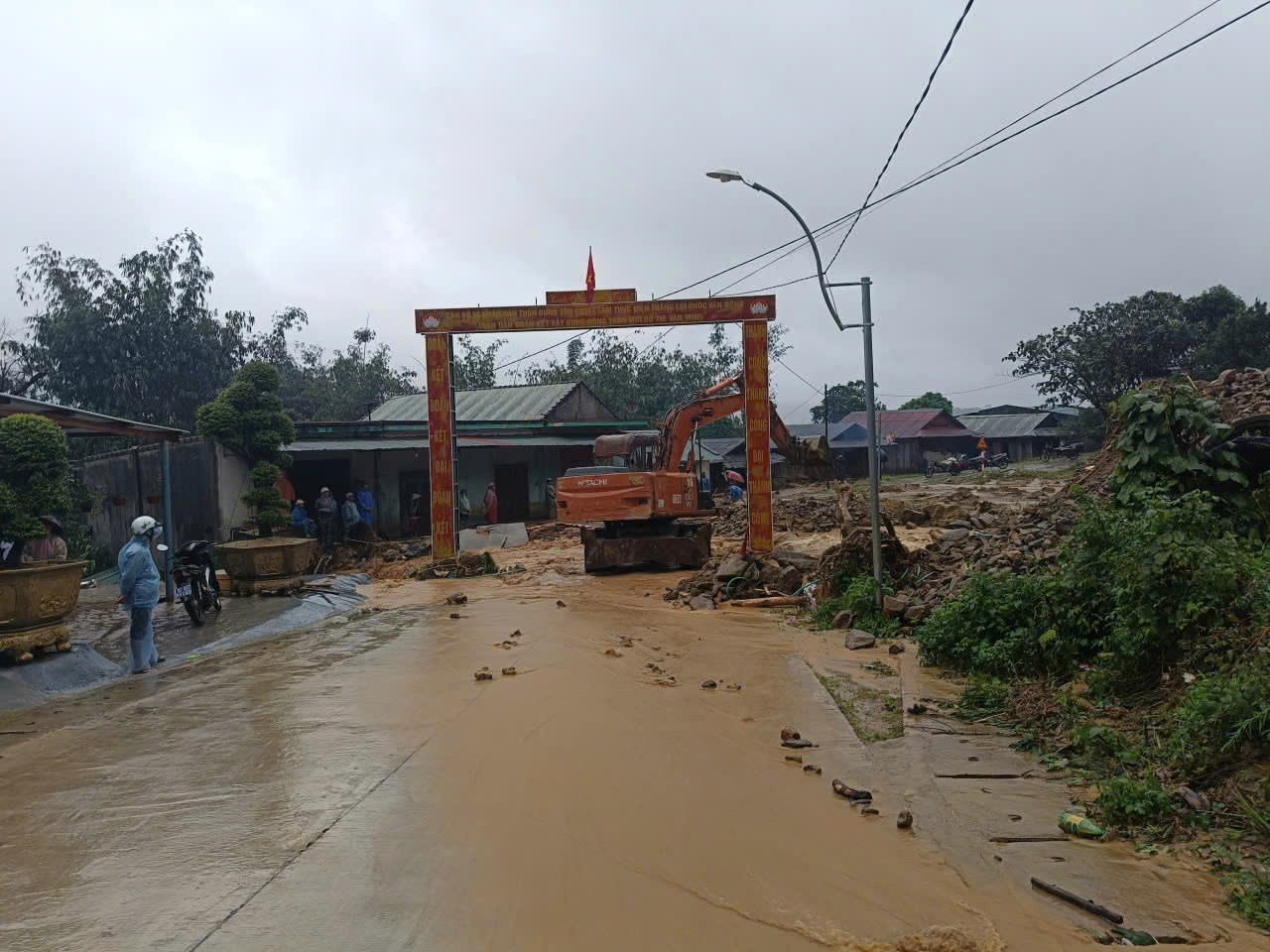 Quảng Ng&atilde;i khẩn trương khắc phục, th&ocirc;ng xe c&aacute;c tuyến đường sạt lở do mưa lũ- Ảnh 5.
