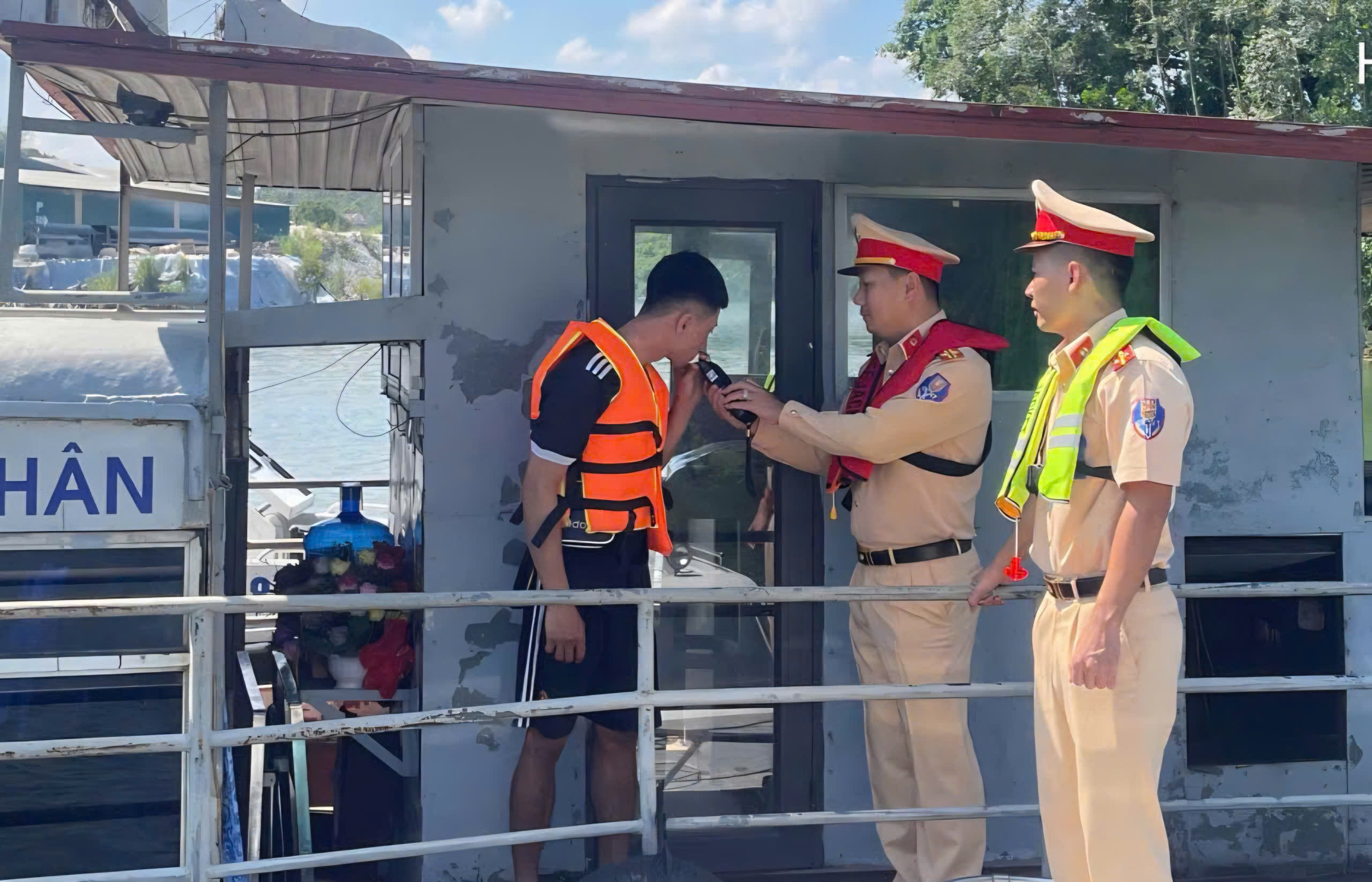 L&agrave;o Cai: Xử l&yacute; vi phạm nồng độ cồn từ những tuyến đường n&ocirc;ng th&ocirc;n- Ảnh 6.