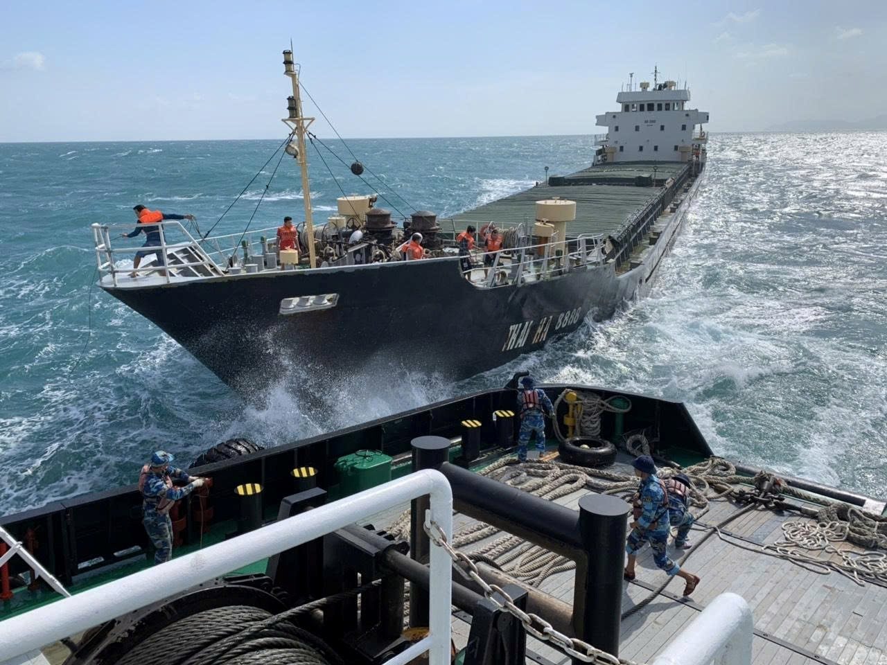 Huế: Chìm tàu chở gần 6.000 tấn xi măng, 8 thuyền viên được cứu sống- Ảnh 1. Huế: Chìm tàu chở gần 6.000 tấn xi măng, 8 thuyền viên được cứu sống- Ảnh 1.