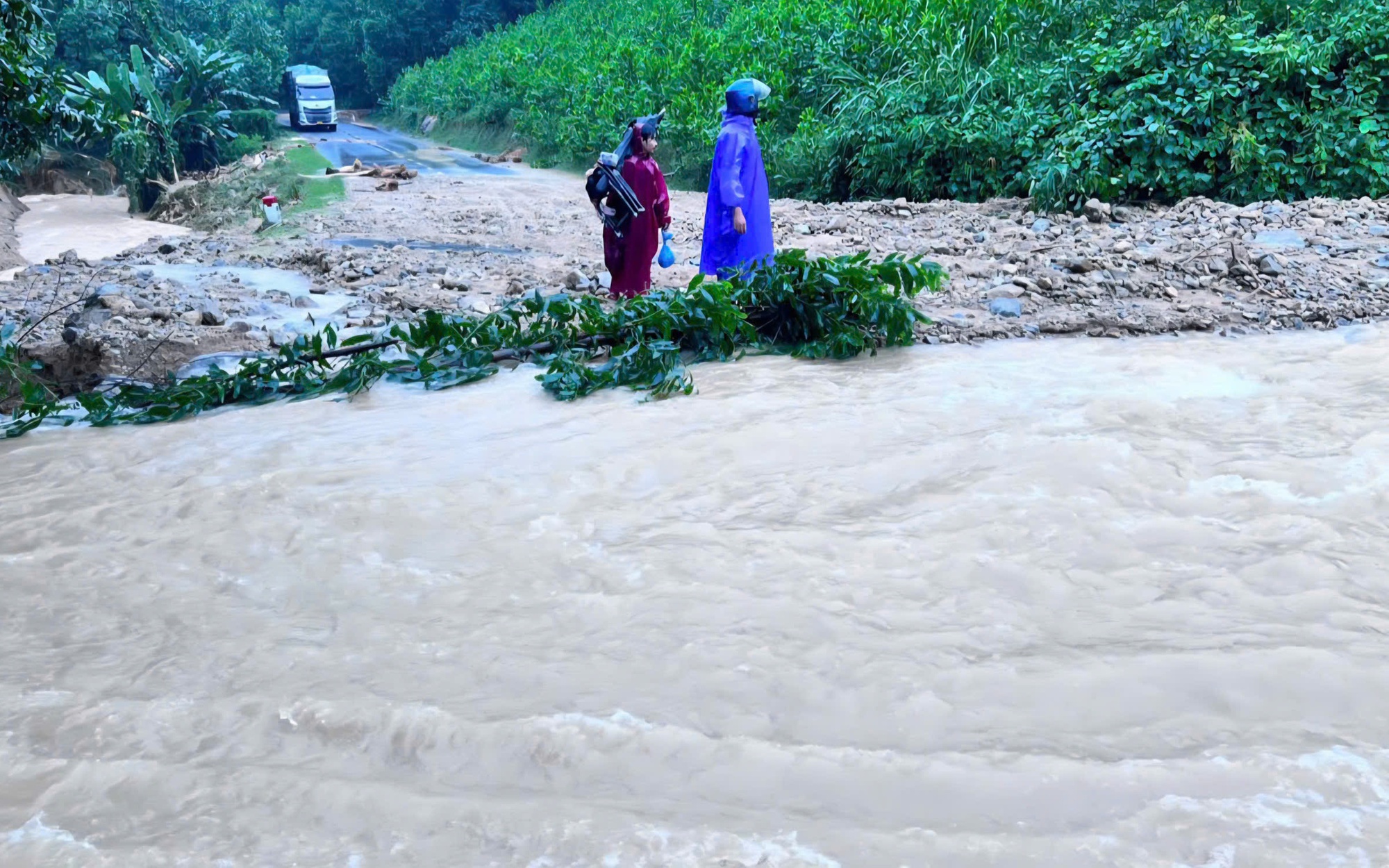 Mưa lũ Đ&agrave; Nẵng: Đồng bằng ngập lụt, miền n&uacute;i li&ecirc;n tiếp sạt lở