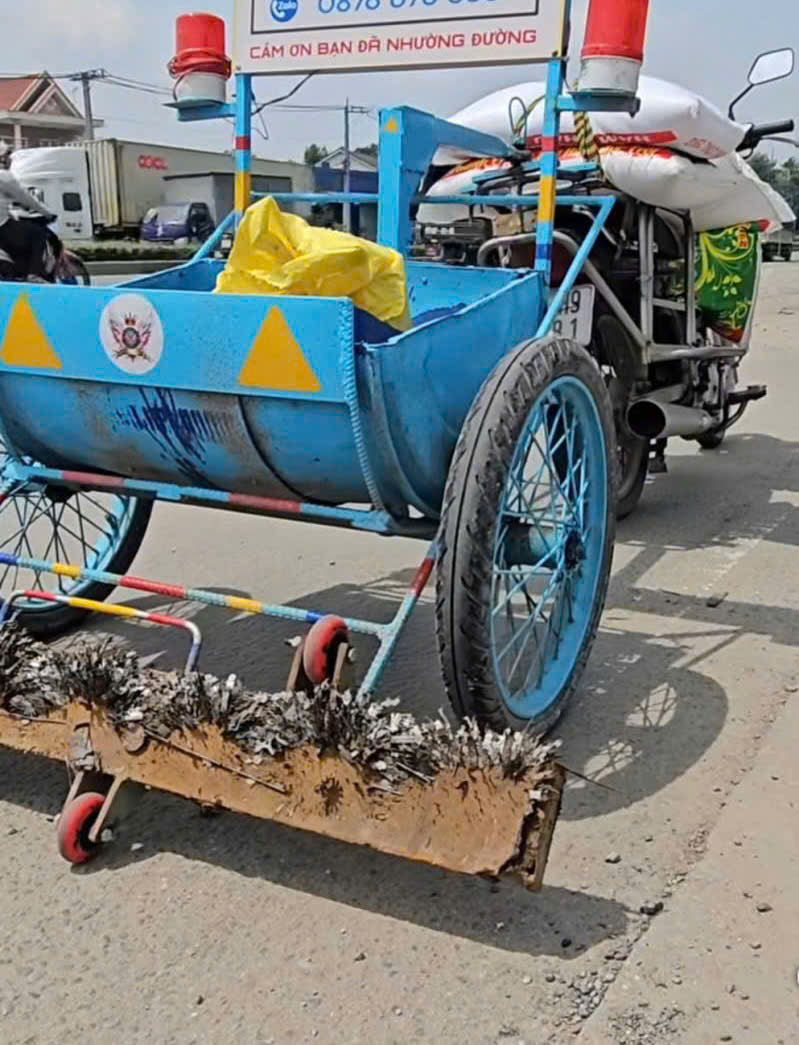 "Đinh tặc" t&aacute;i diễn, CSGT TP.HCM k&ecirc;u gọi người d&acirc;n n&acirc;ng cao cảnh gi&aacute;c- Ảnh 4.