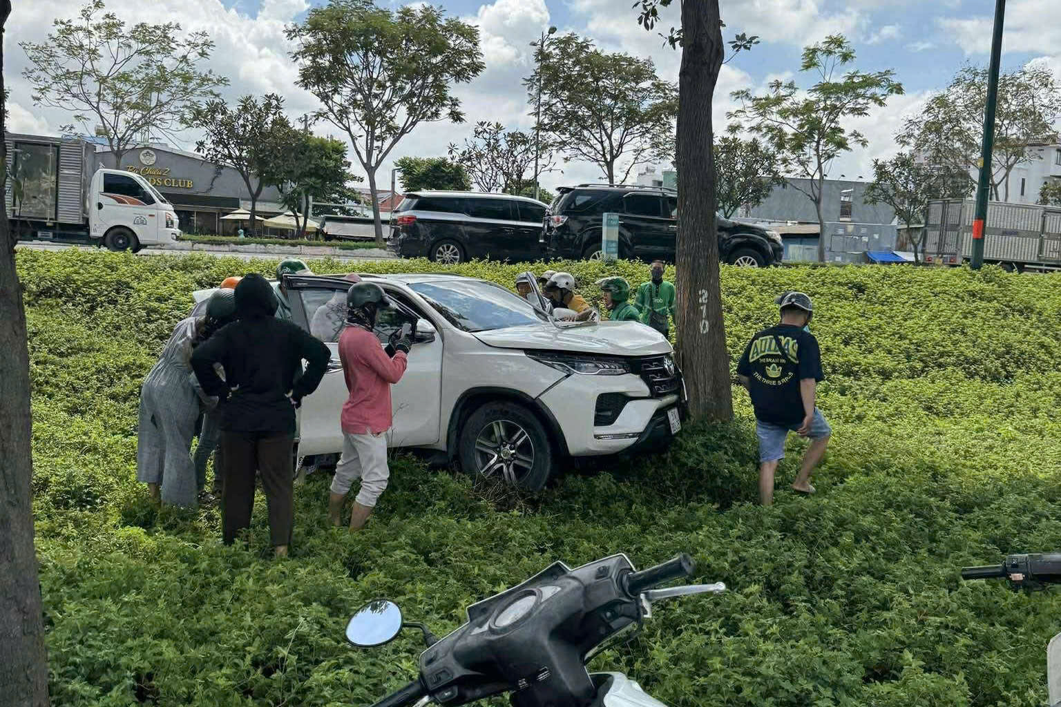 TP.HCM: Người d&acirc;n ph&aacute; cửa cứu t&agrave;i xế bất tỉnh trong &ocirc; t&ocirc; 7 chỗ t&ocirc;ng tr&uacute;ng gốc c&acirc;y- Ảnh 2.