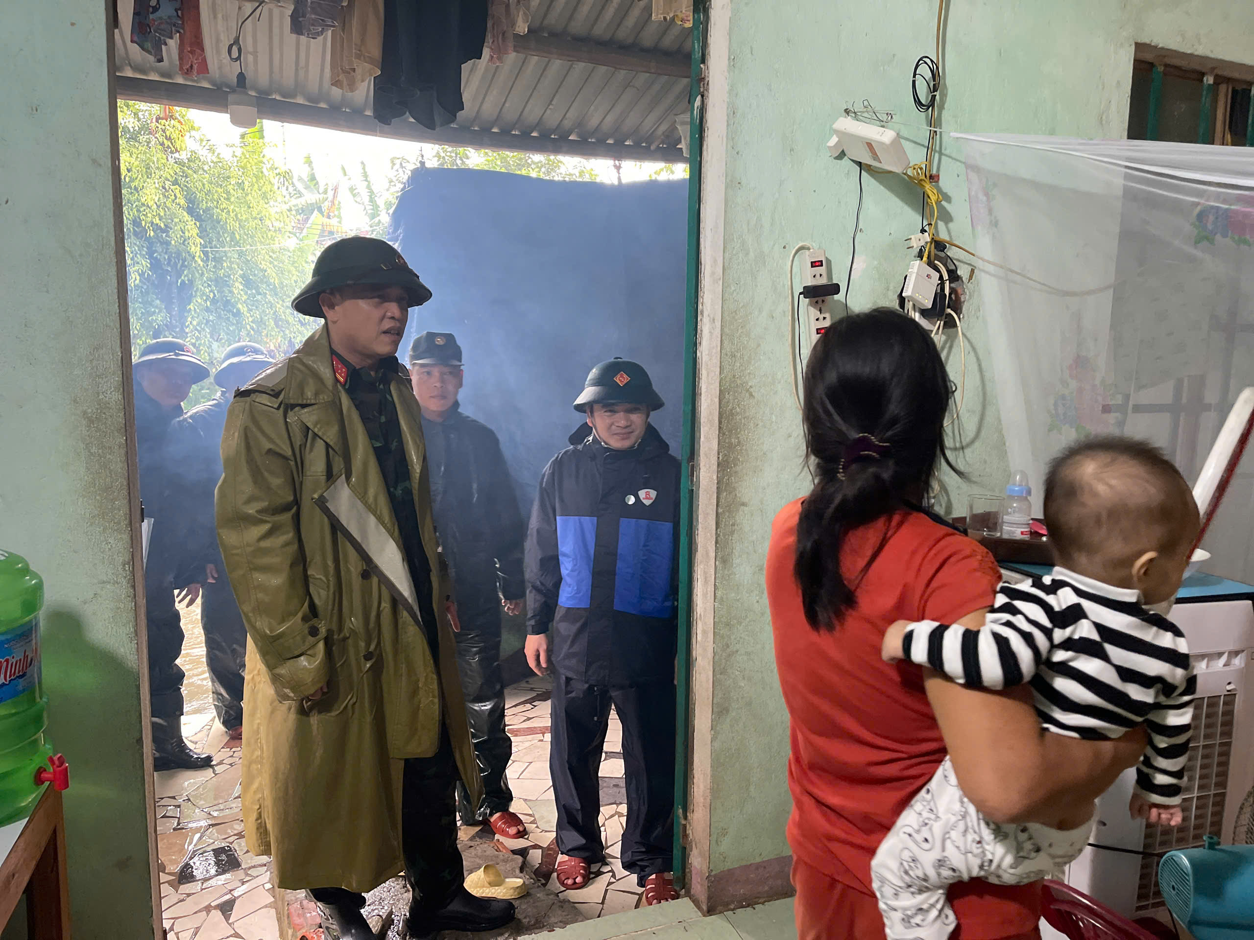 Lực lượng qu&acirc;n đội, c&ocirc;ng an Đ&agrave; Nẵng hỗ trợ đưa người v&agrave; t&agrave;i sản tr&aacute;nh lũ- Ảnh 4.