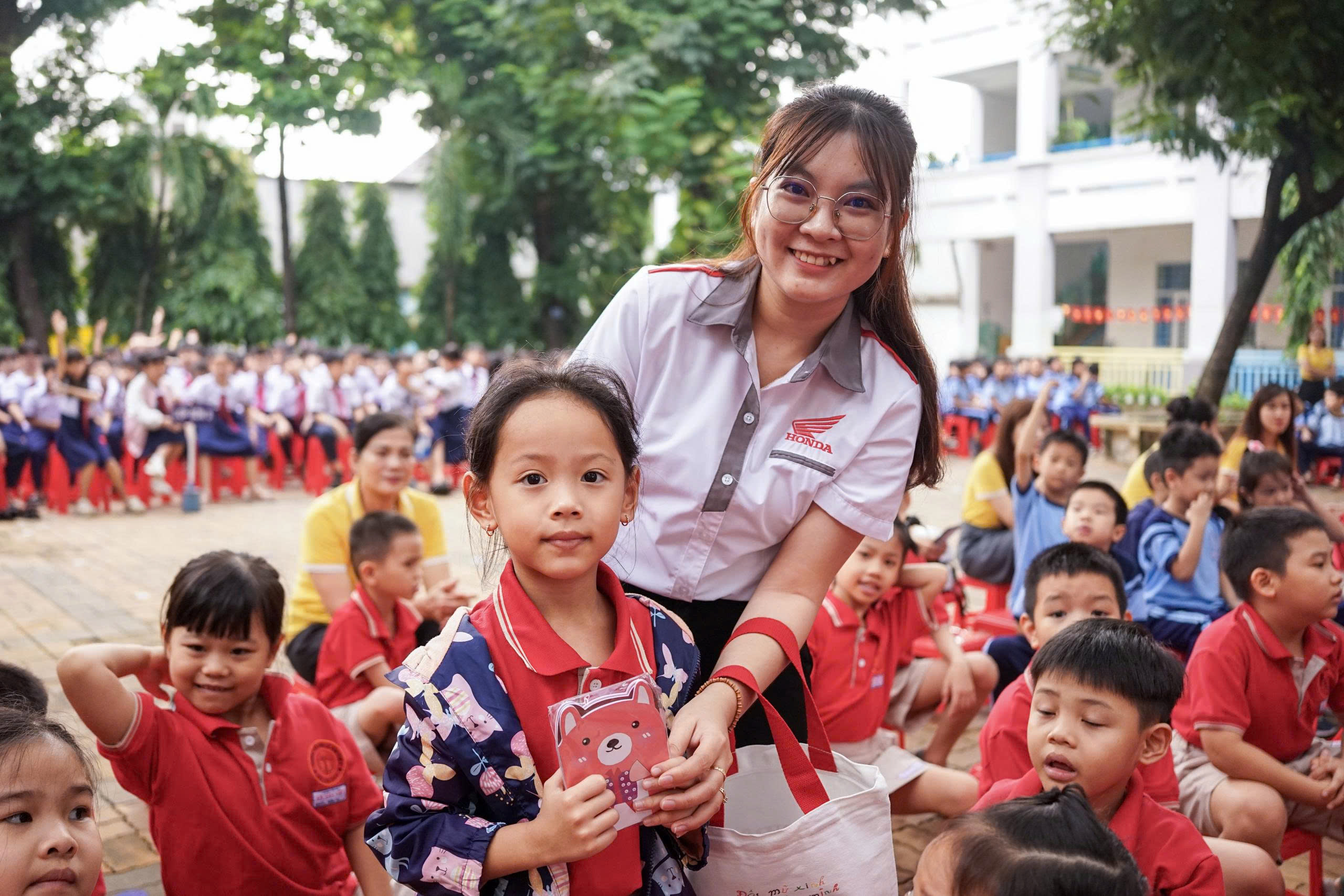 TP.HCM: HEAD Sơn Minh trao mũ bảo hiểm cho học sinh Trường tiểu học L&ecirc; Văn Việt- Ảnh 2.