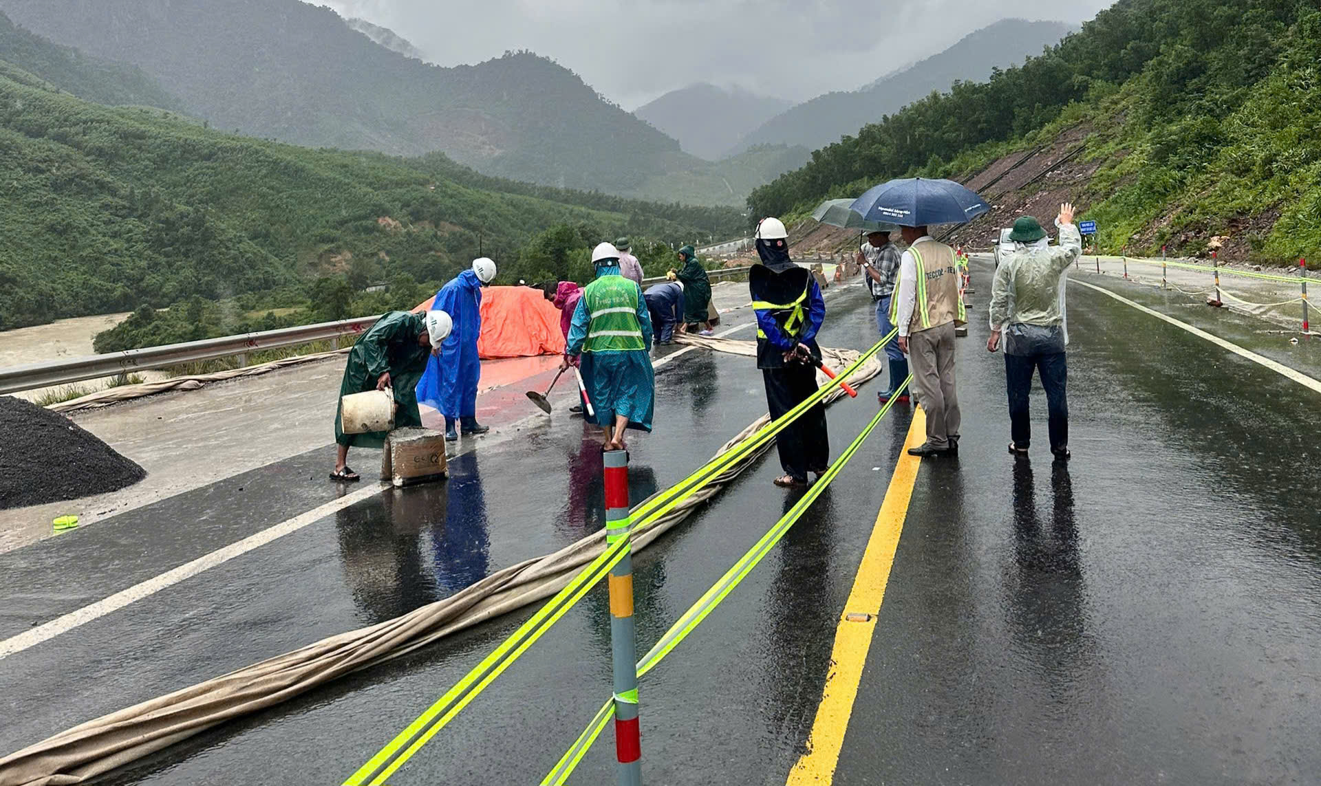 Khẩn trương khắc phục sự cố mưa lũ tại cao tốc La Sơn - H&ograve;a Li&ecirc;n- Ảnh 2.
