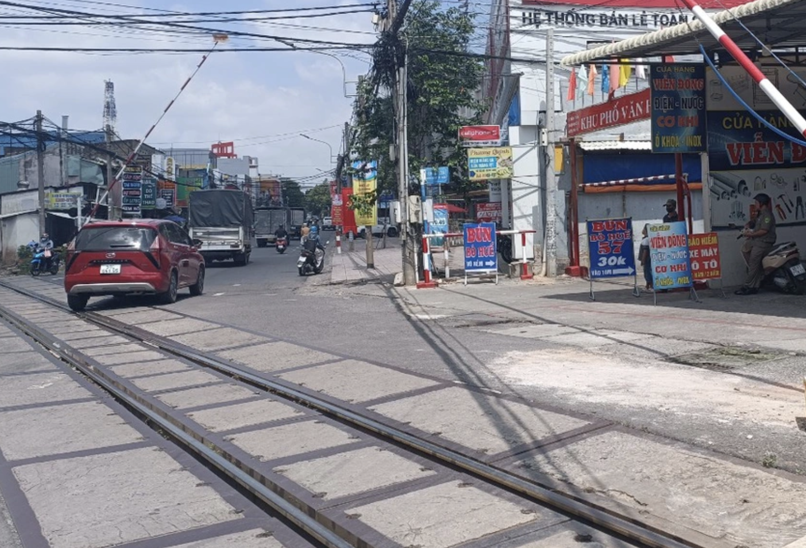 Đồng Nai: N&acirc;ng cấp hệ thống chắn đường sắt tại điểm n&oacute;ng từng xảy ra tai nạn- Ảnh 1.