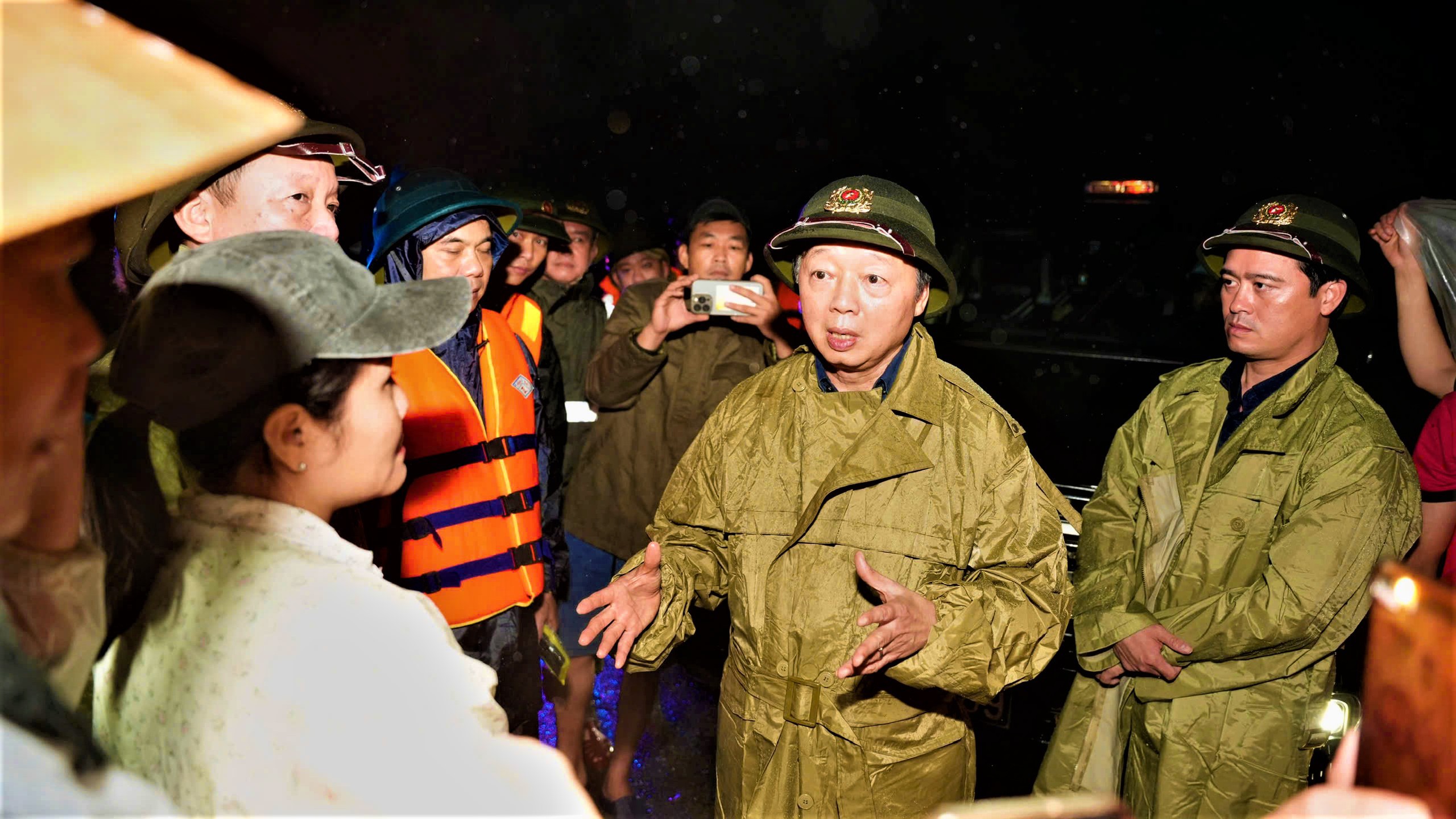 Ph&oacute; Thủ tướng Trần Hồng H&agrave; chỉ đạo ứng ph&oacute;, khắc phục hậu quả mưa lũ tại Huế- Ảnh 3.