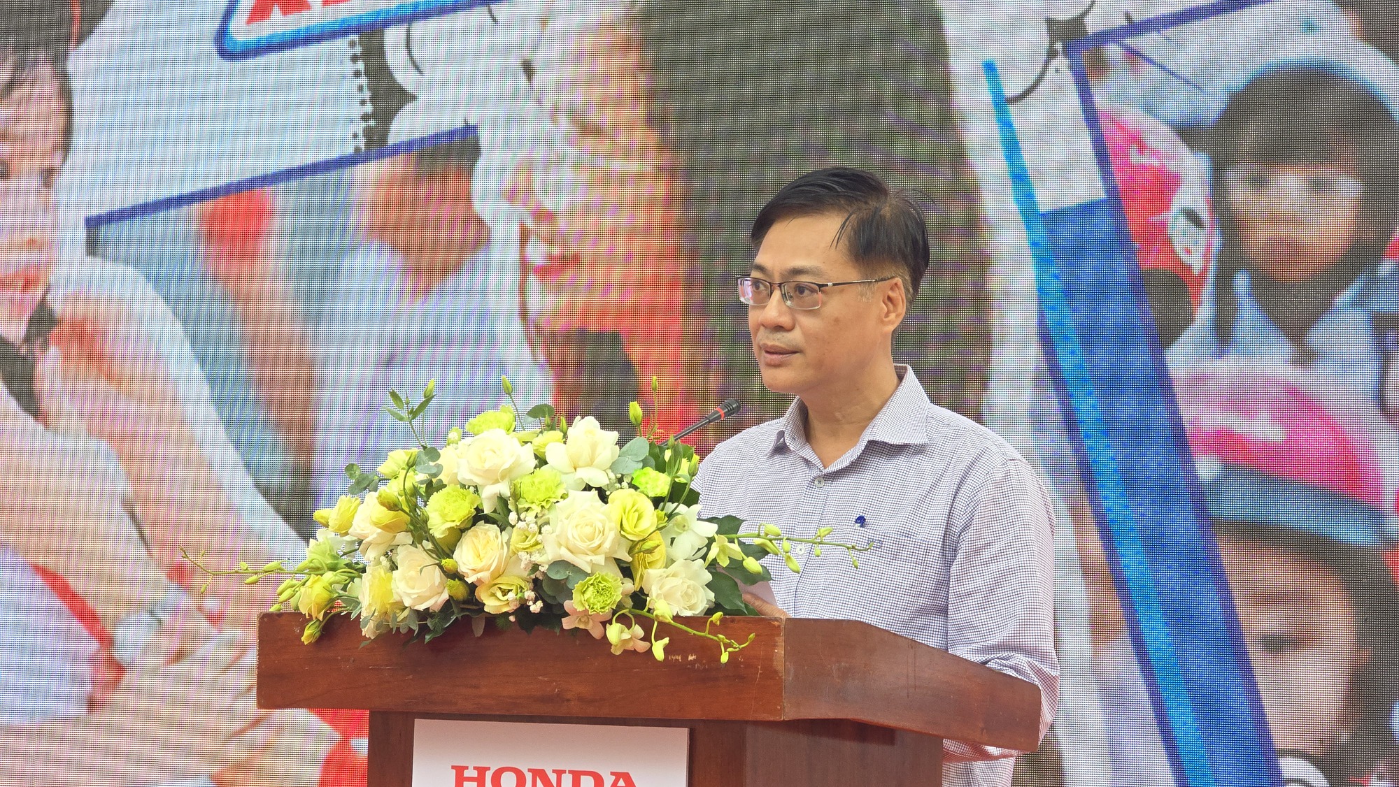 Trao tặng 1,8 triệu mũ bảo hiểm cho học sinh lớp một miền Trung- Ảnh 1.