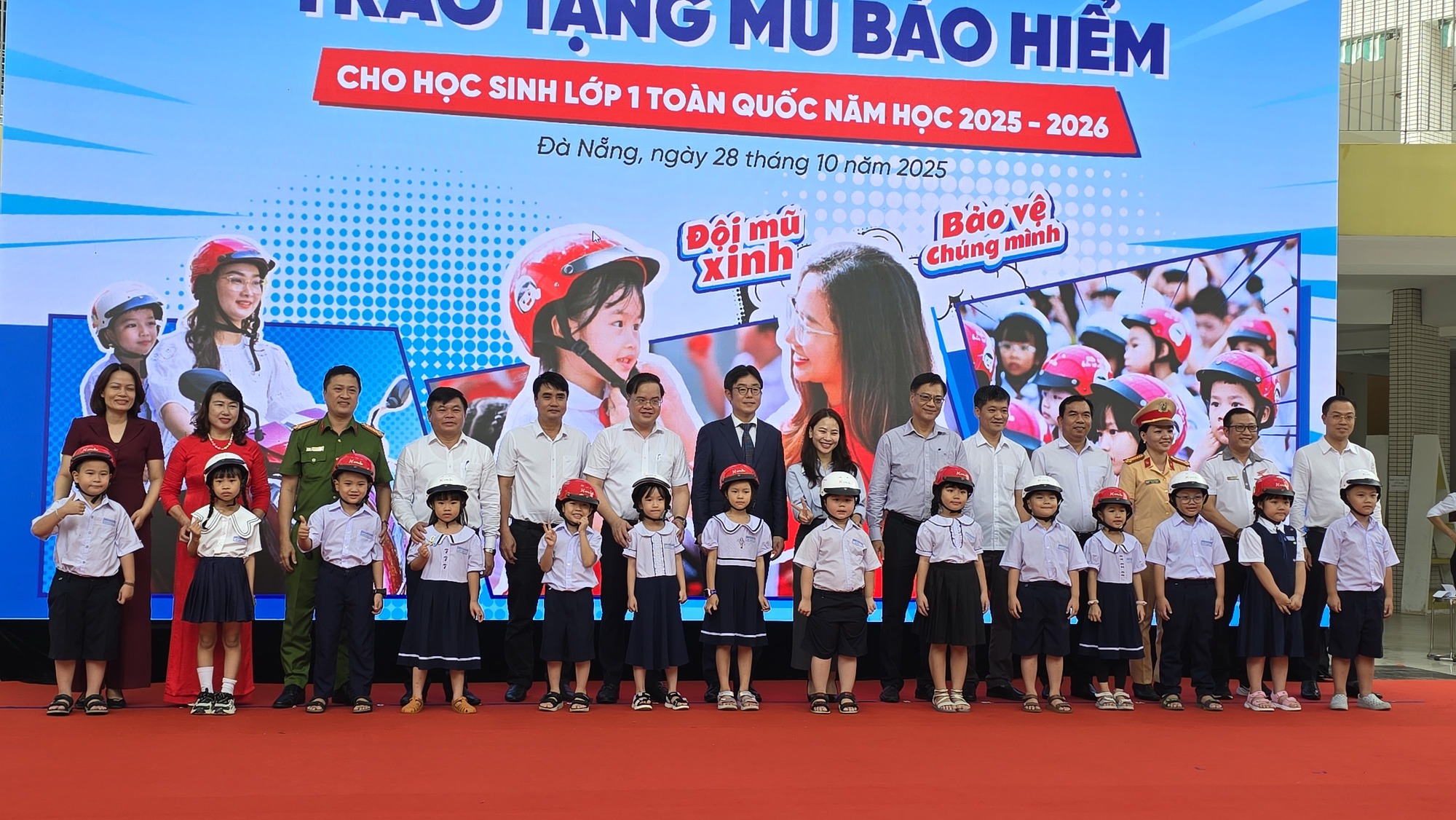 Trao tặng 1,8 triệu mũ bảo hiểm cho học sinh lớp một miền Trung- Ảnh 2.