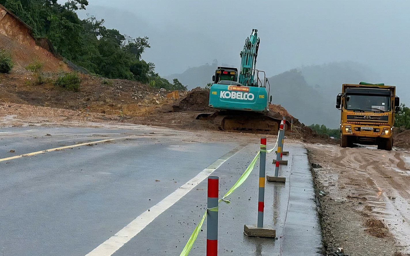 Mưa lớn li&ecirc;n tục, cao tốc La Sơn - H&ograve;a Li&ecirc;n xuất hiện nhiều điểm sạt lở