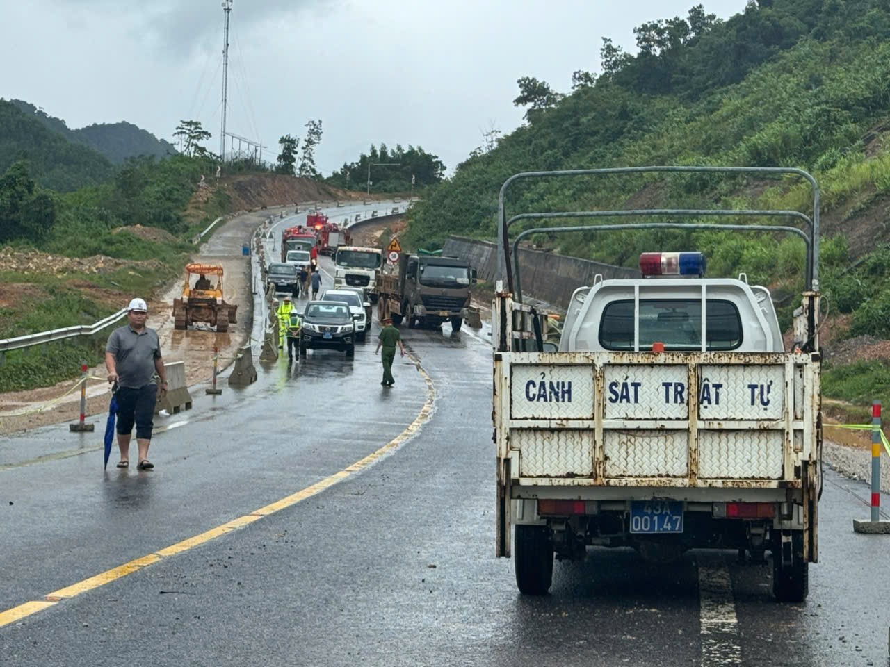 Mưa lớn li&ecirc;n tục, cao tốc La Sơn - H&ograve;a Li&ecirc;n xuất hiện nhiều điểm sạt lở- Ảnh 8.