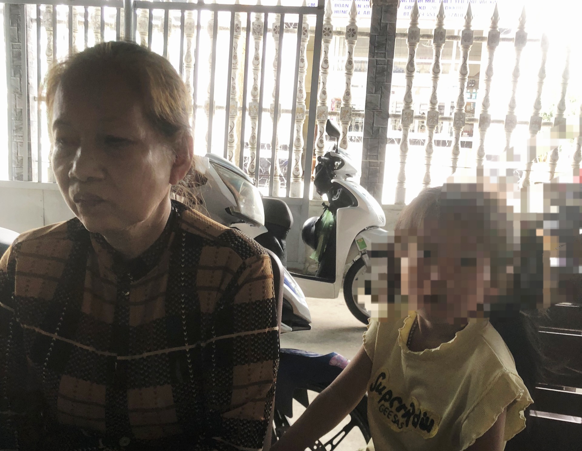 C&ocirc;ng an mời người phụ nữ đ&aacute;nh đập b&eacute; g&aacute;i 6 tuổi ở An Giang l&agrave;m việc- Ảnh 2.