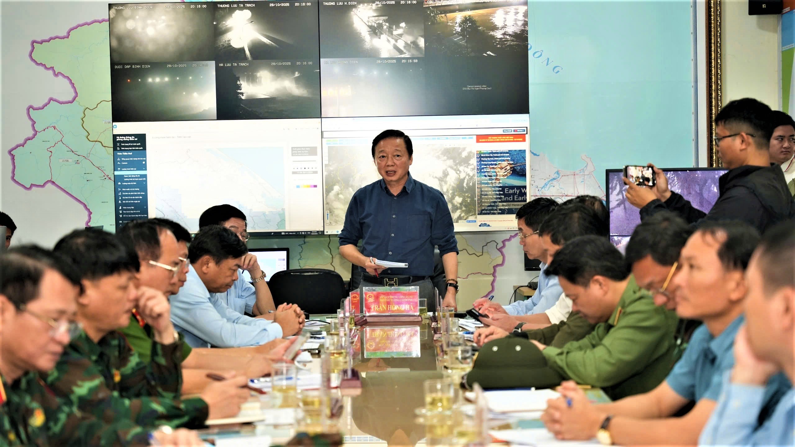 Ph&oacute; Thủ tướng Trần Hồng H&agrave; chỉ đạo ứng ph&oacute;, khắc phục hậu quả mưa lũ tại Huế- Ảnh 1.