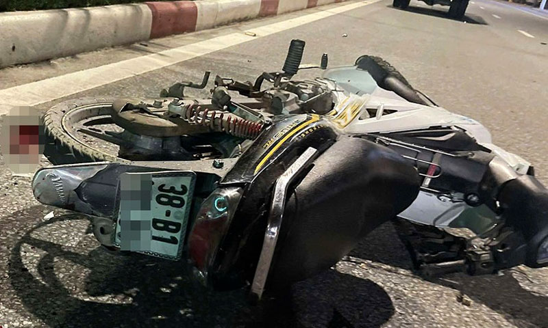 Chiếc xe m&aacute;y tại hiện trường vụ tai nạn - Ảnh: B&aacute;o H&agrave; Tĩnh.