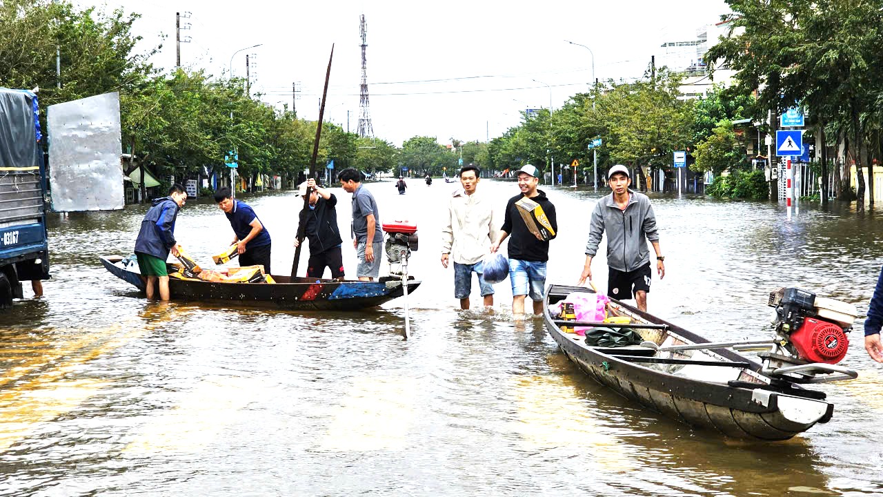 Huế: Đường phố biến th&agrave;nh s&ocirc;ng, giao th&ocirc;ng t&ecirc; liệt- Ảnh 1.